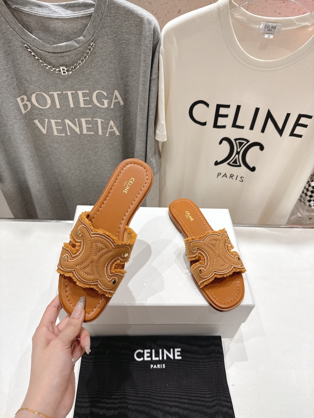 高版本出厂
 Celine*塞琳2025ss思琳初夏新款凯旋门Logo凉拖鞋
高级感十足  网红ins种