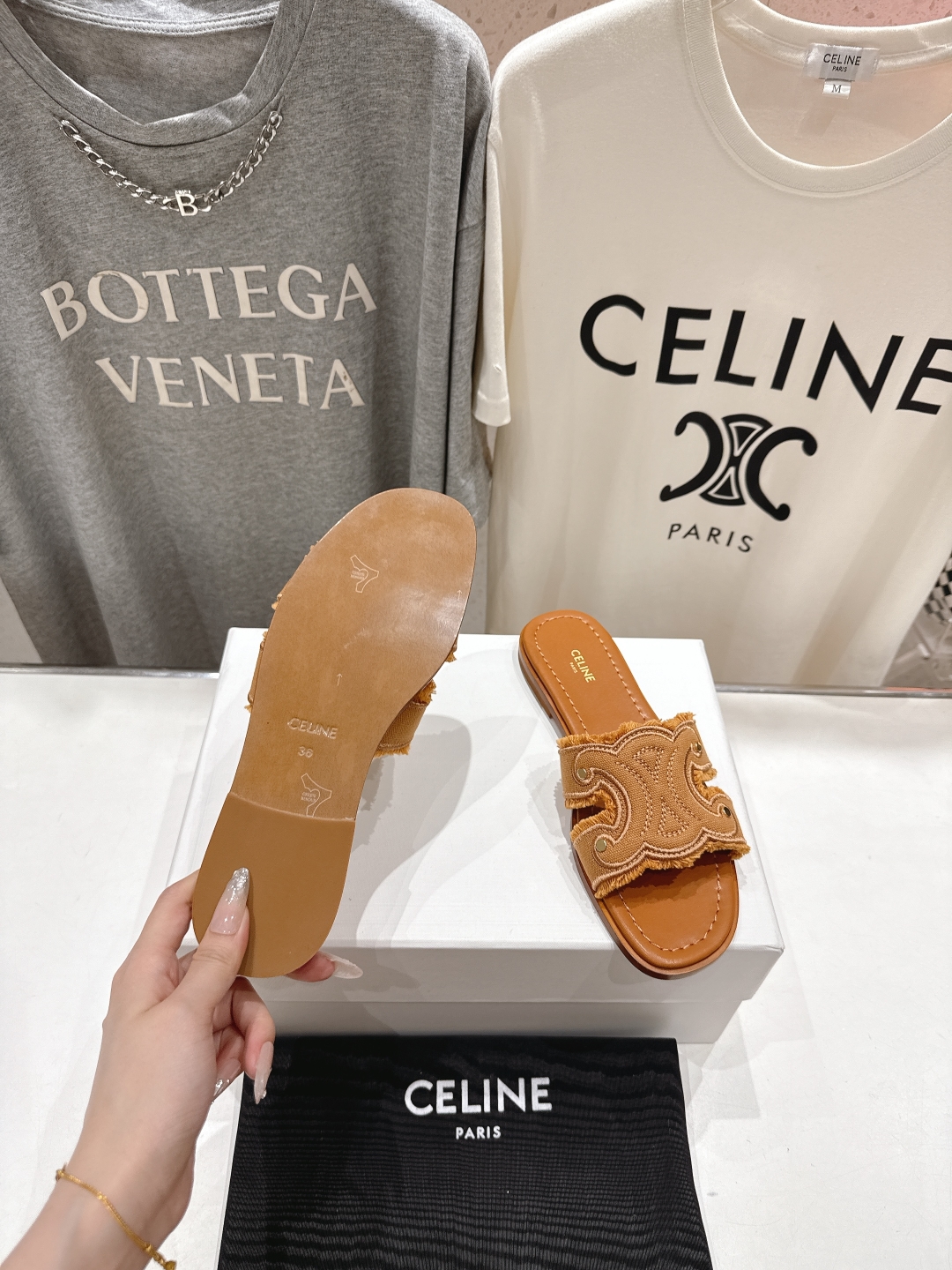 高版本出厂
 Celine*塞琳2025ss思琳初夏新款凯旋门Logo凉拖鞋
高级感十足  网红ins种