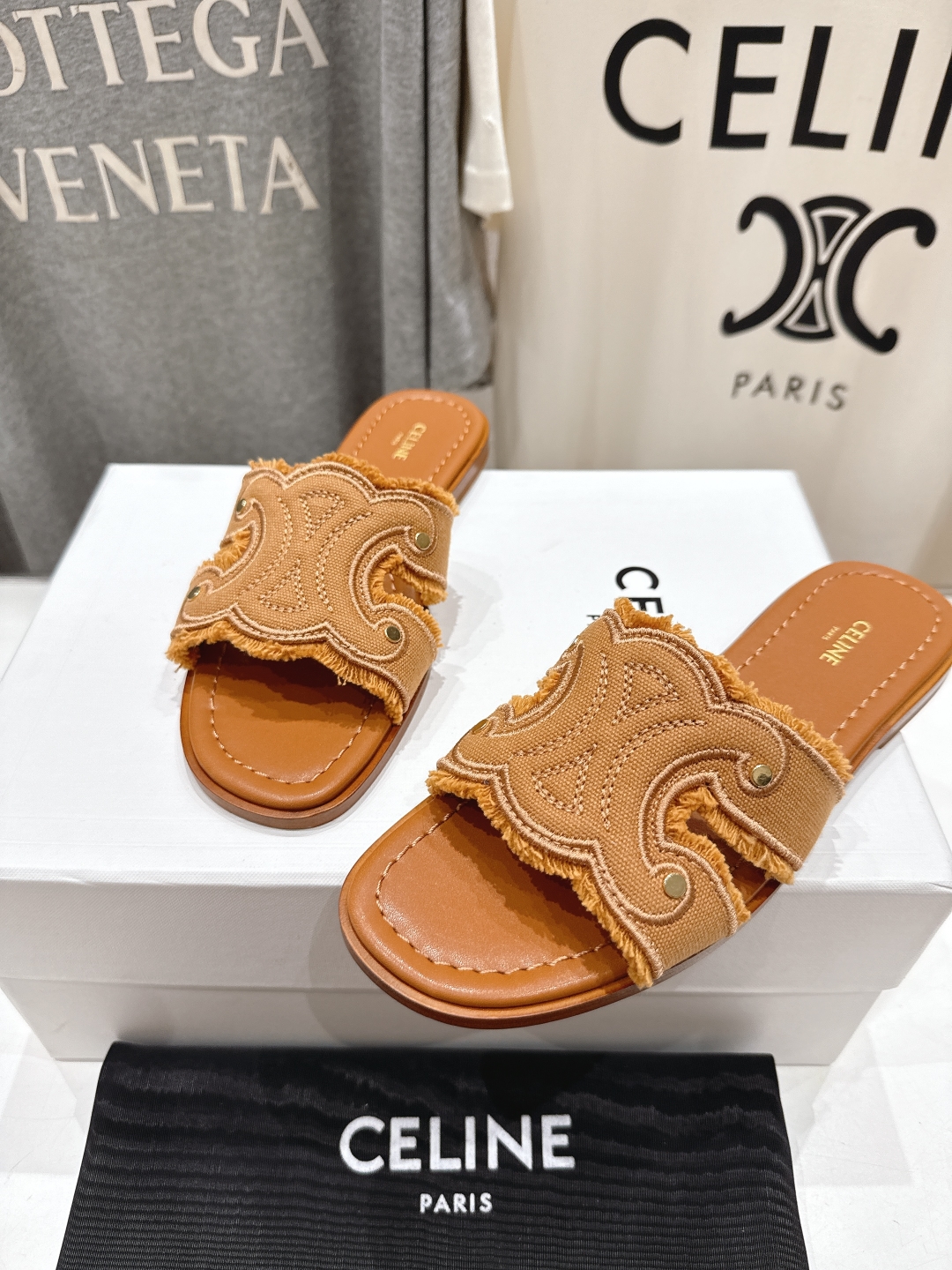 高版本出厂
 Celine*塞琳2025ss思琳初夏新款凯旋门Logo凉拖鞋
高级感十足  网红ins种