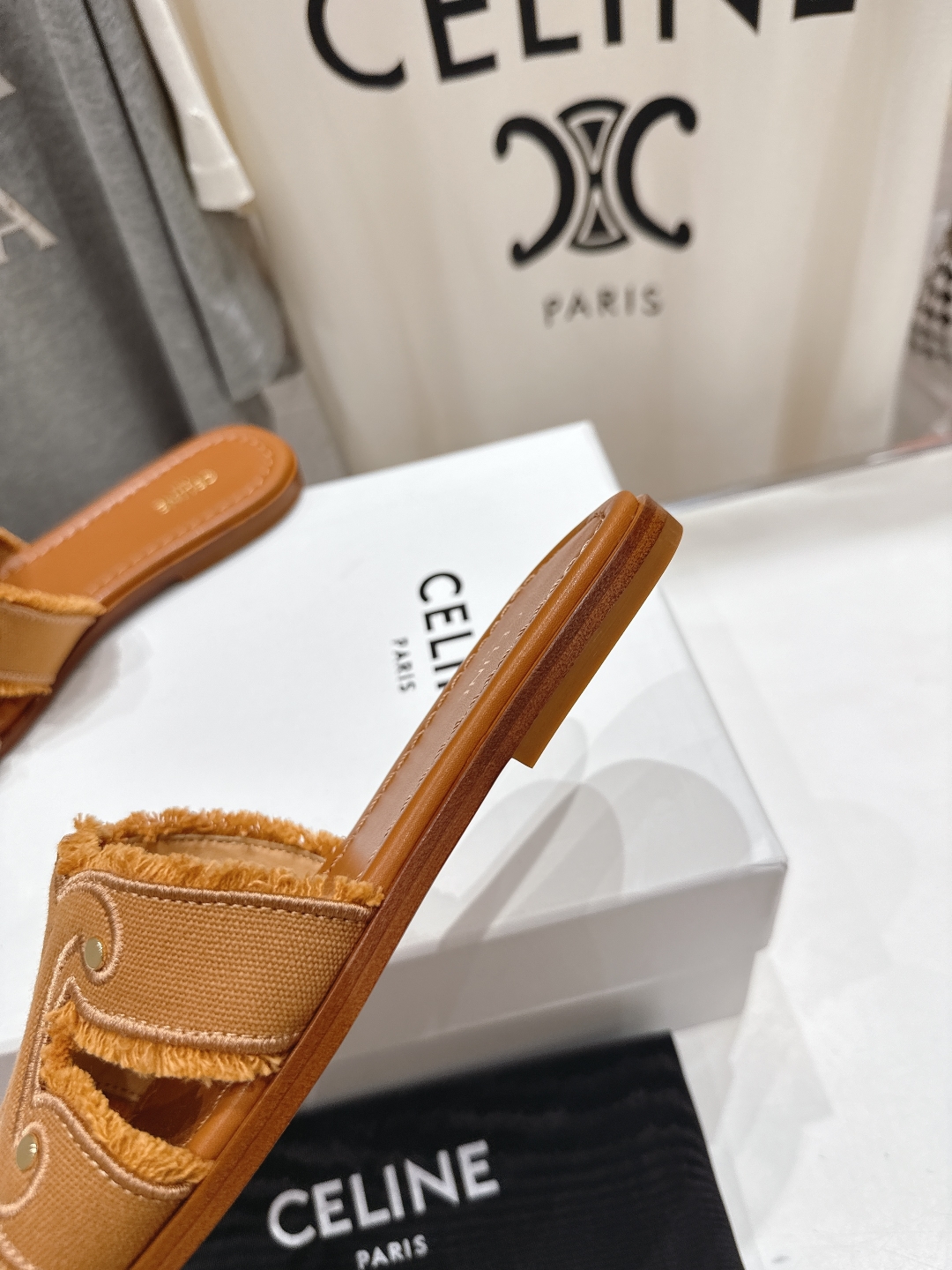 高版本出厂
 Celine*塞琳2025ss思琳初夏新款凯旋门Logo凉拖鞋
高级感十足  网红ins种