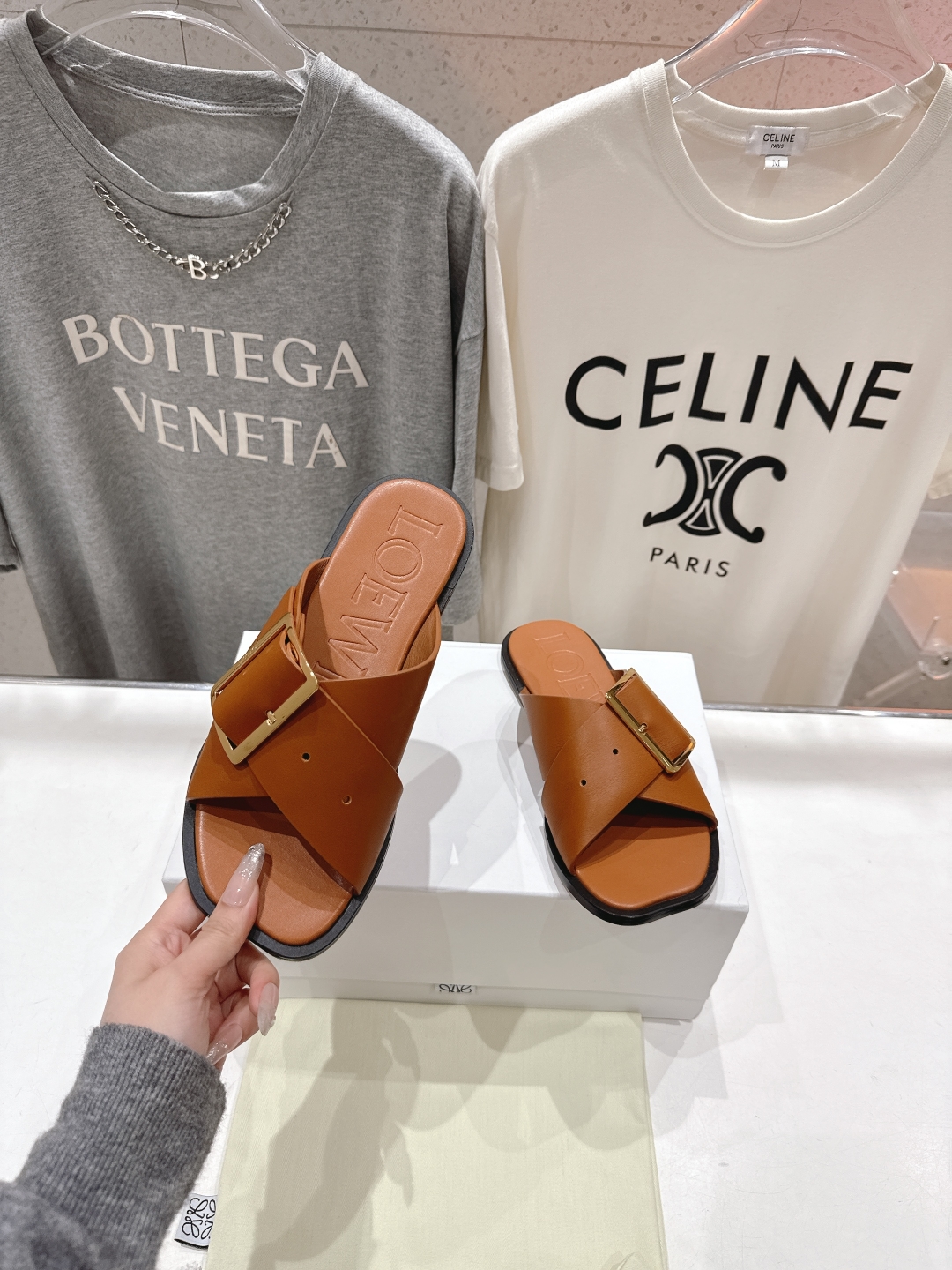 高版本出厂
  LOEWE/罗意威2025/ss新品复古风平底沙滩拖鞋～小红书、外网火爆款

最近大热的
