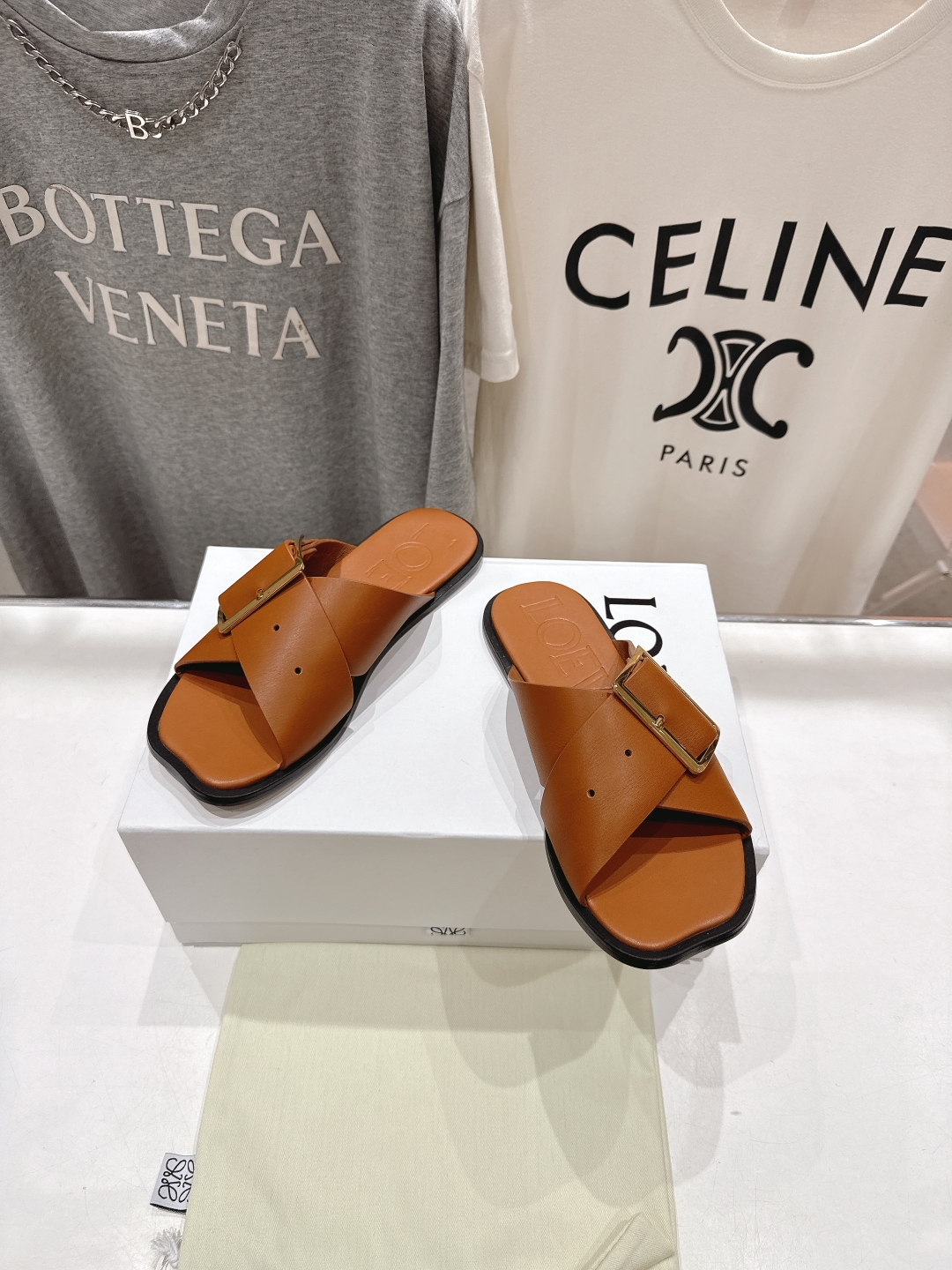 高版本出厂
  LOEWE/罗意威2025/ss新品复古风平底沙滩拖鞋～小红书、外网火爆款

最近大热的