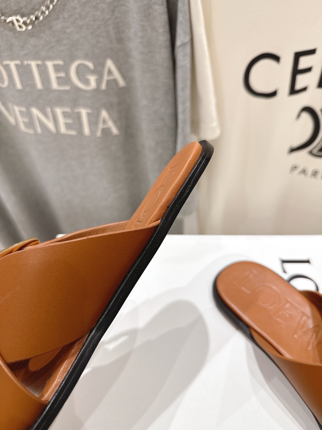 高版本出厂
  LOEWE/罗意威2025/ss新品复古风平底沙滩拖鞋～小红书、外网火爆款

最近大热的