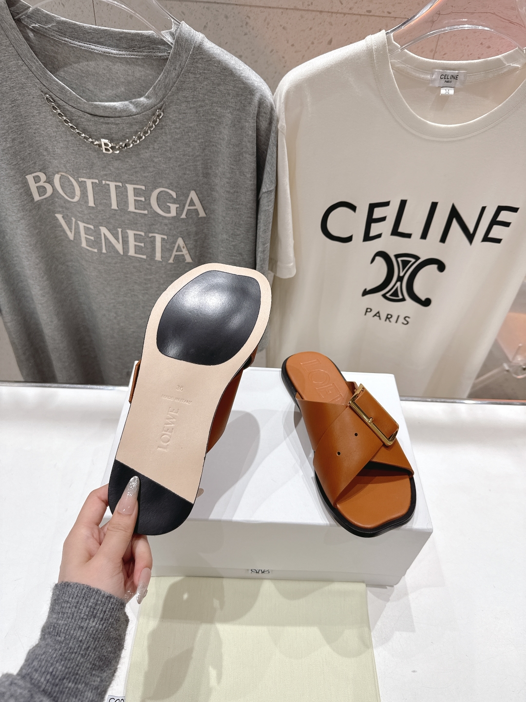 高版本出厂
  LOEWE/罗意威2025/ss新品复古风平底沙滩拖鞋～小红书、外网火爆款

最近大热的
