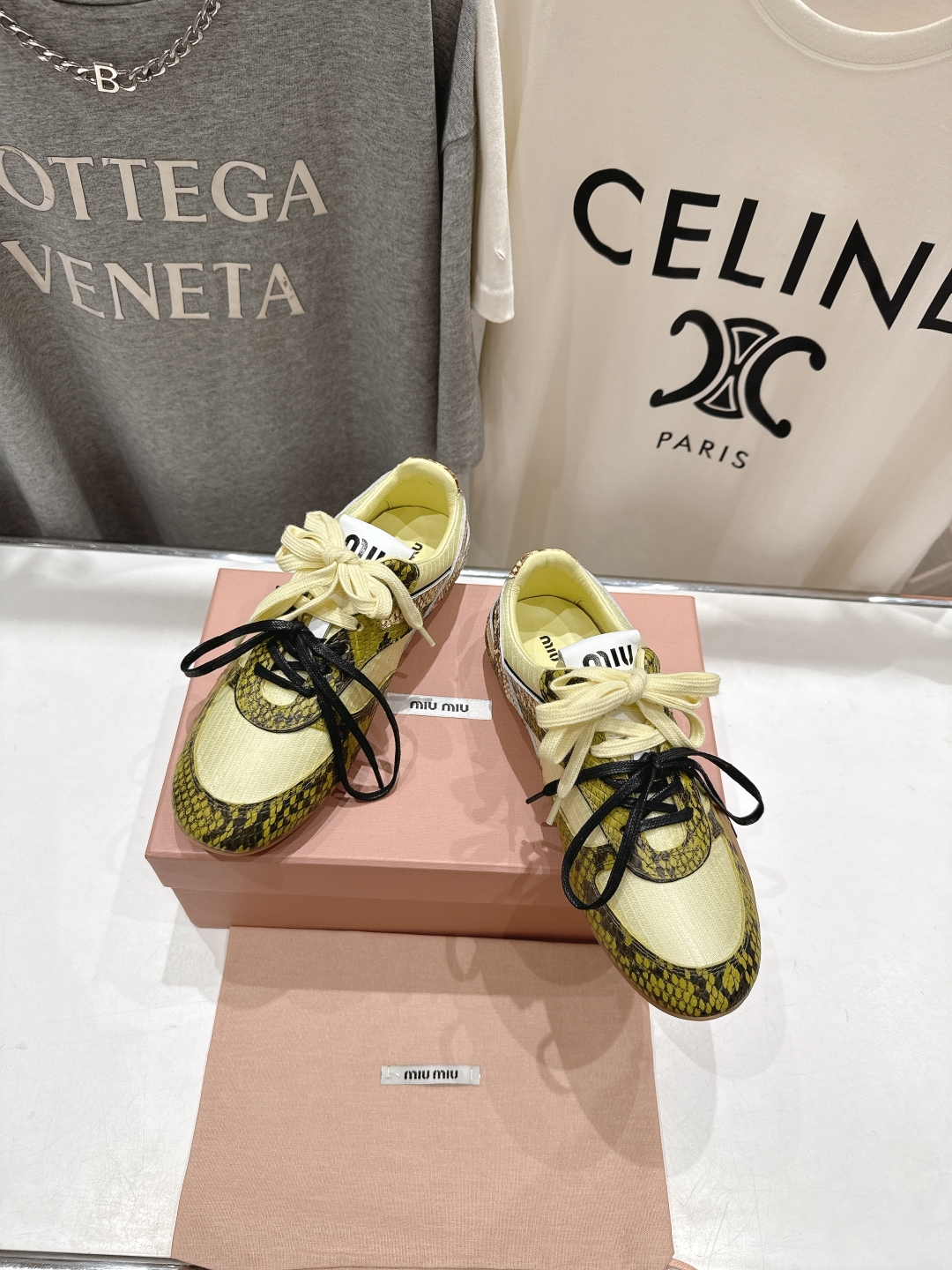 高版本出厂  
 缪缪miumiu2025ss早春新款蛇纹系带做旧休闲鞋～
今年主推款 复古做旧时尚  