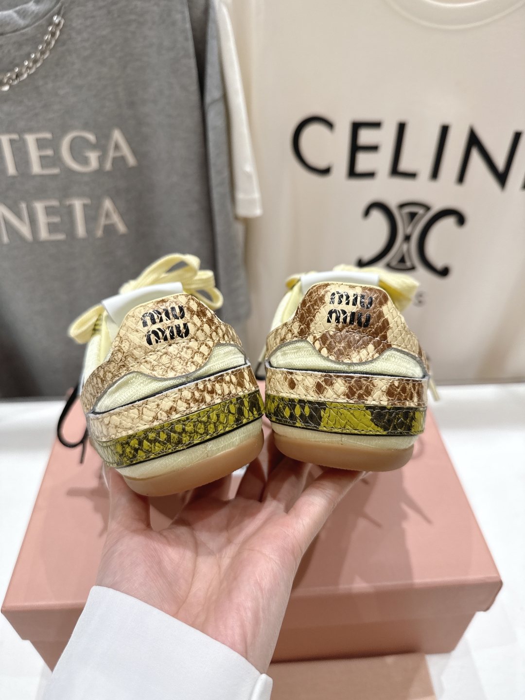 高版本出厂  
 缪缪miumiu2025ss早春新款蛇纹系带做旧休闲鞋～
今年主推款 复古做旧时尚  