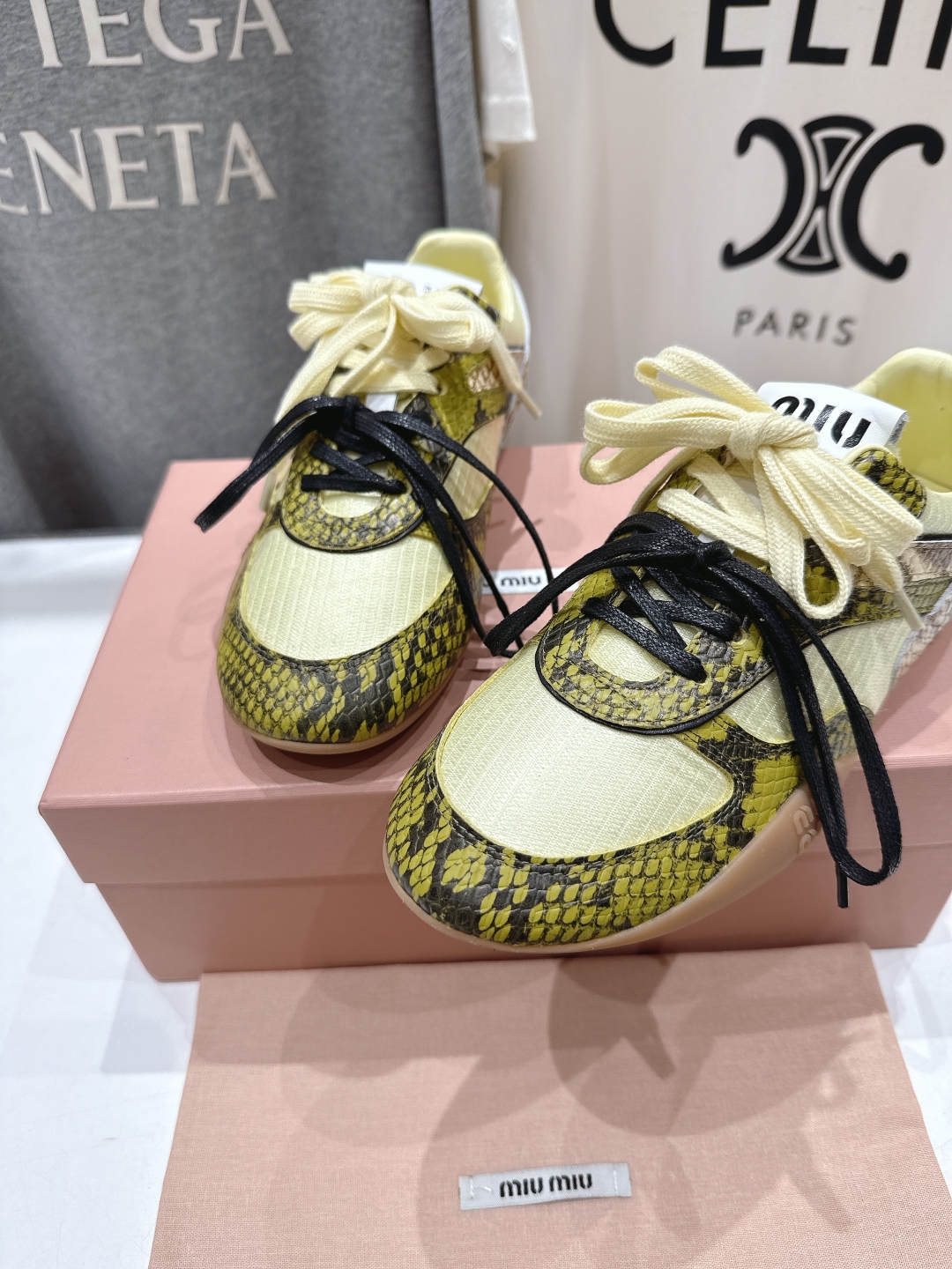 高版本出厂  
 缪缪miumiu2025ss早春新款蛇纹系带做旧休闲鞋～
今年主推款 复古做旧时尚  