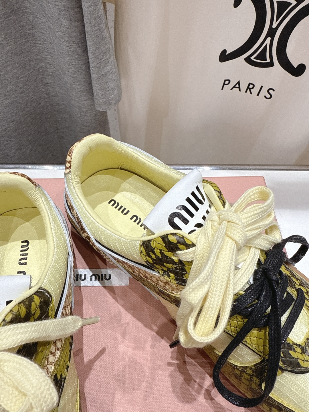高版本出厂  
 缪缪miumiu2025ss早春新款蛇纹系带做旧休闲鞋～
今年主推款 复古做旧时尚  