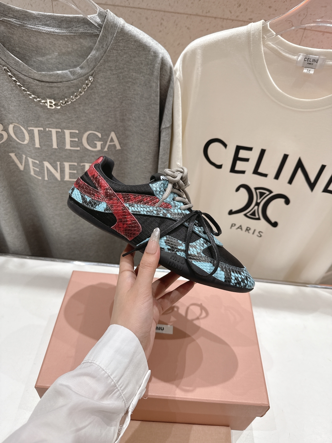 高版本出厂  
 缪缪miumiu2025ss早春新款蛇纹系带做旧休闲鞋～
今年主推款 复古做旧时尚  