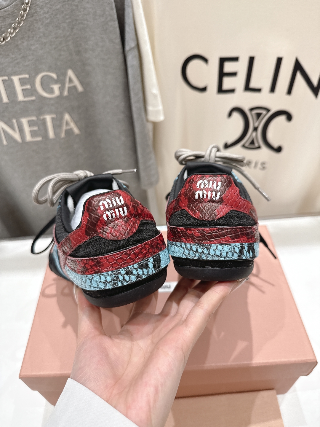 高版本出厂  
 缪缪miumiu2025ss早春新款蛇纹系带做旧休闲鞋～
今年主推款 复古做旧时尚  