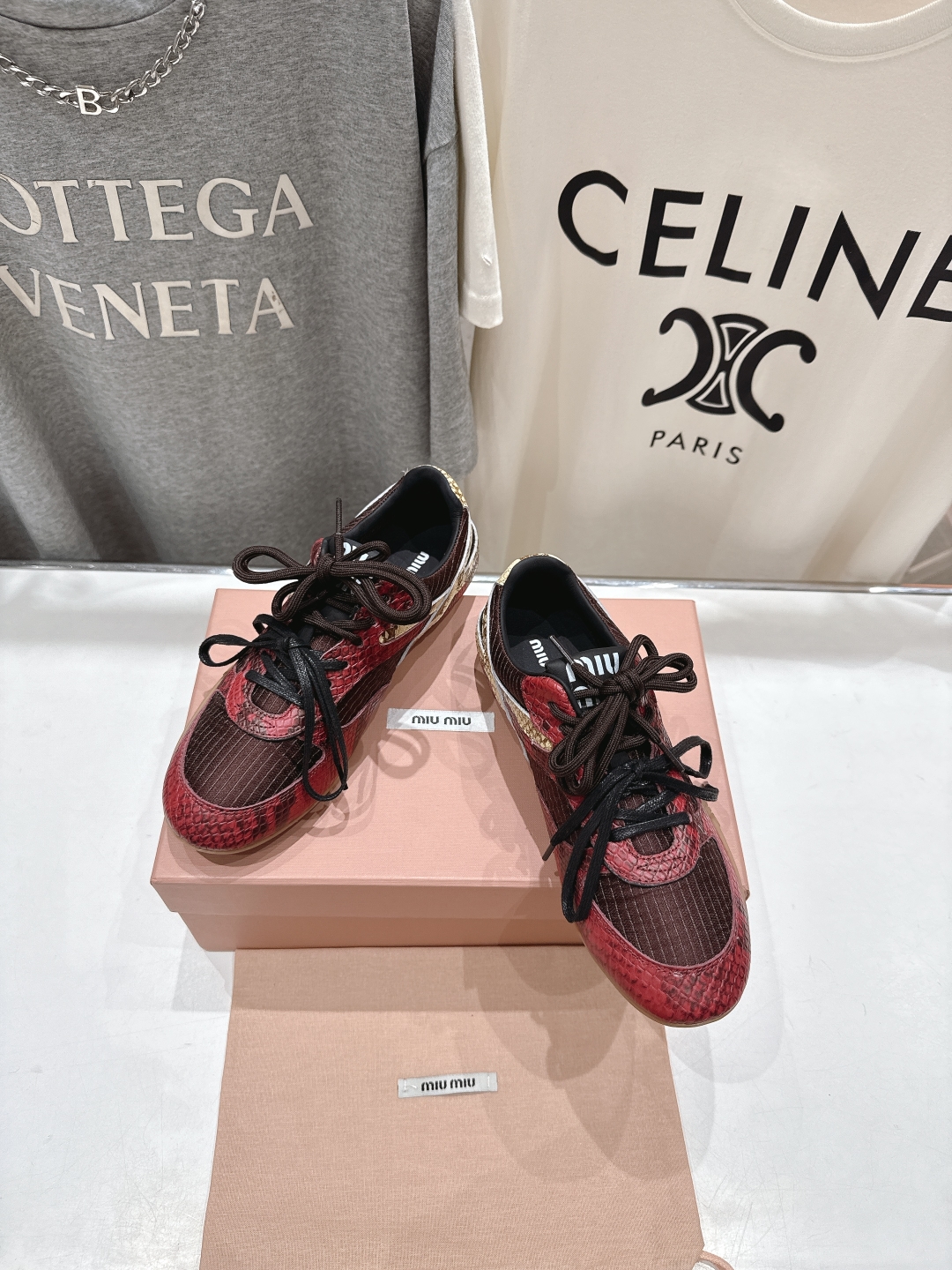 高版本出厂  
 缪缪miumiu2025ss早春新款蛇纹系带做旧休闲鞋～
今年主推款 复古做旧时尚  