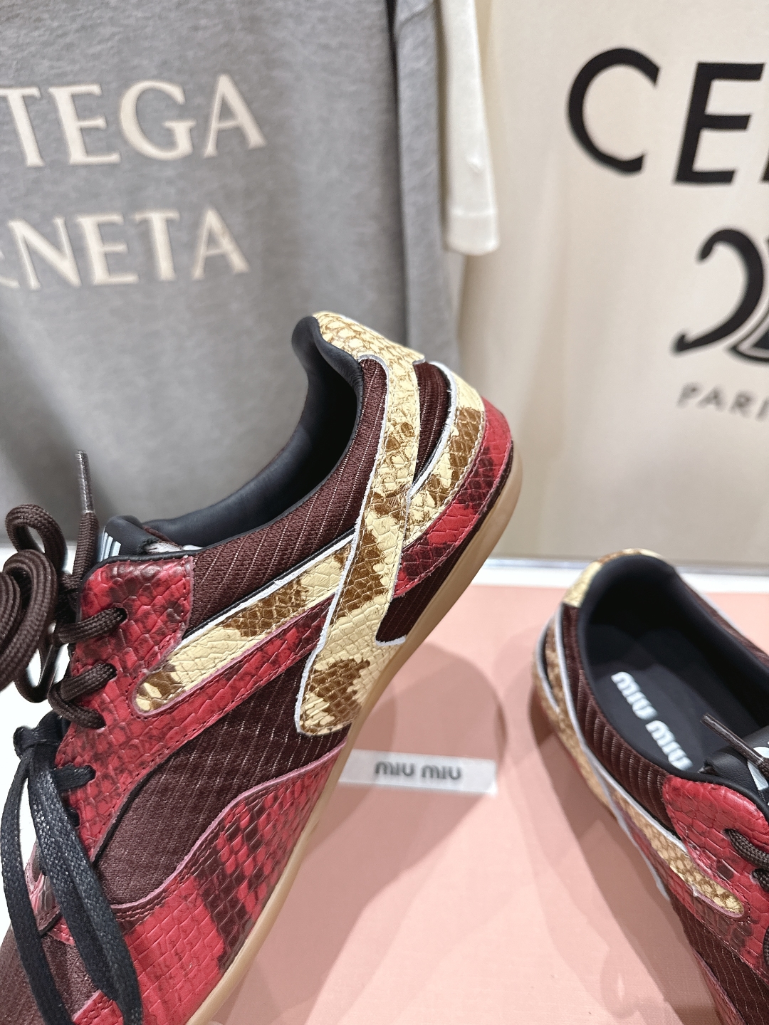 高版本出厂  
 缪缪miumiu2025ss早春新款蛇纹系带做旧休闲鞋～
今年主推款 复古做旧时尚  