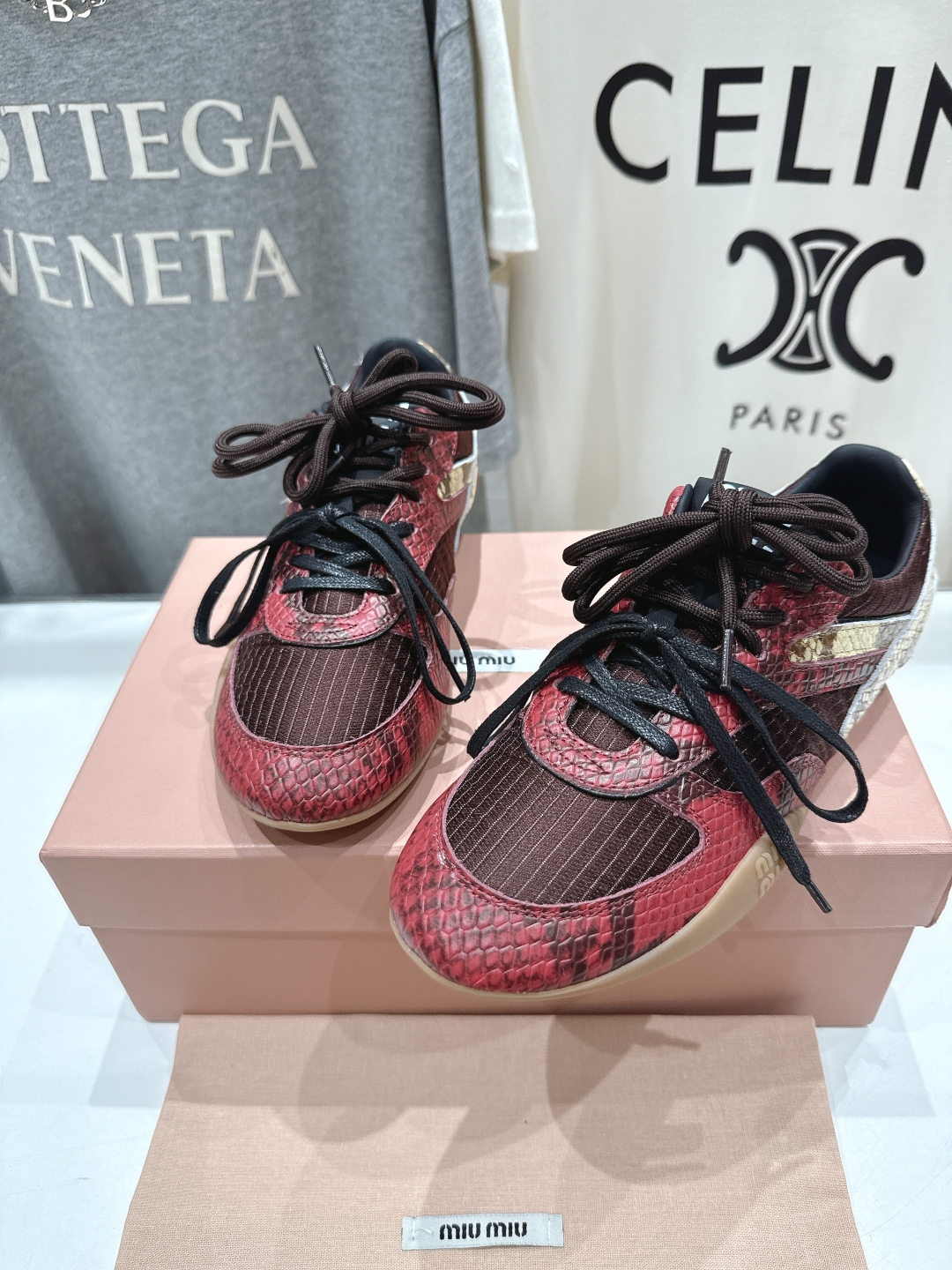 高版本出厂  
 缪缪miumiu2025ss早春新款蛇纹系带做旧休闲鞋～
今年主推款 复古做旧时尚  