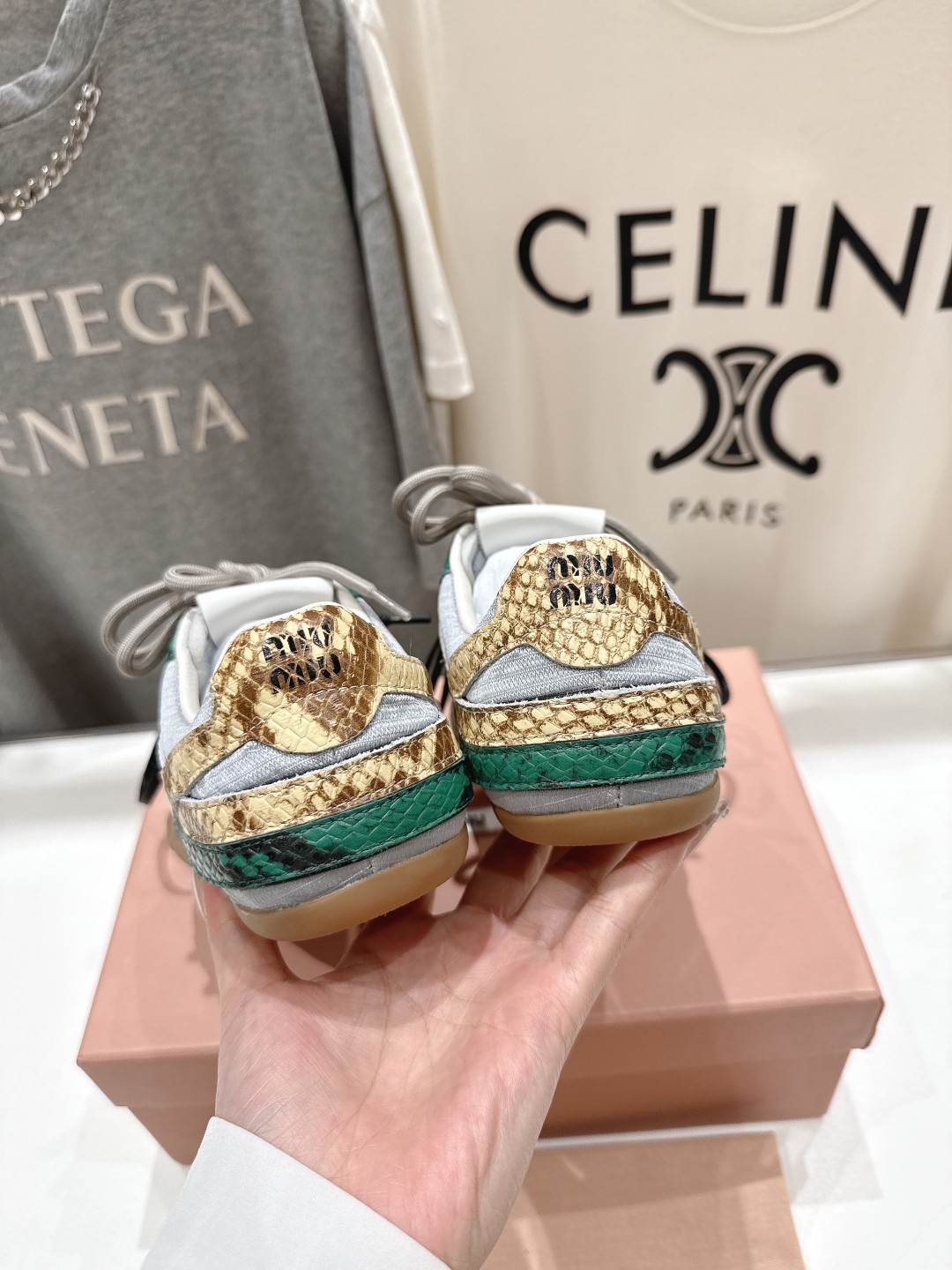 高版本出厂  
 缪缪miumiu2025ss早春新款蛇纹系带做旧休闲鞋～
今年主推款 复古做旧时尚  