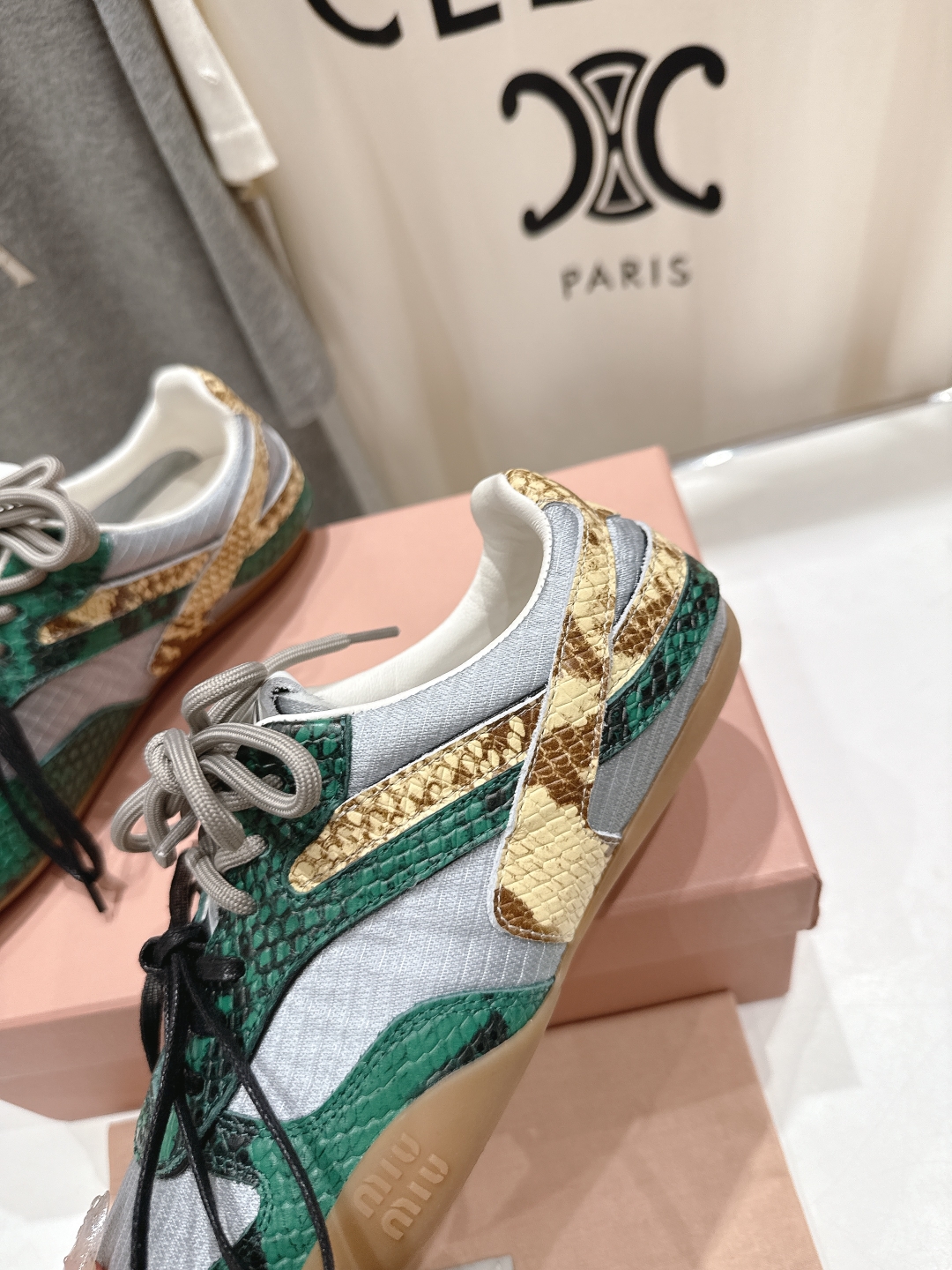 高版本出厂  
 缪缪miumiu2025ss早春新款蛇纹系带做旧休闲鞋～
今年主推款 复古做旧时尚  