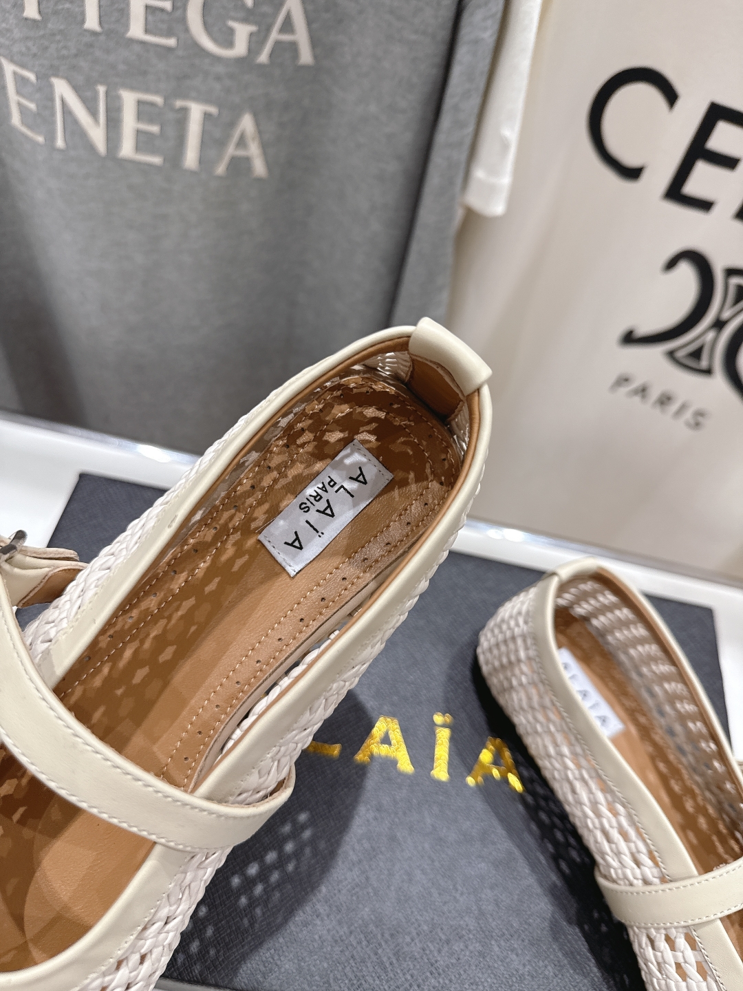 高版本出厂
 独家新品 Alaia 阿莱亚25ss/ 走秀款平底网面鞋芭蕾舞鞋 最近超火的一款平底鞋

