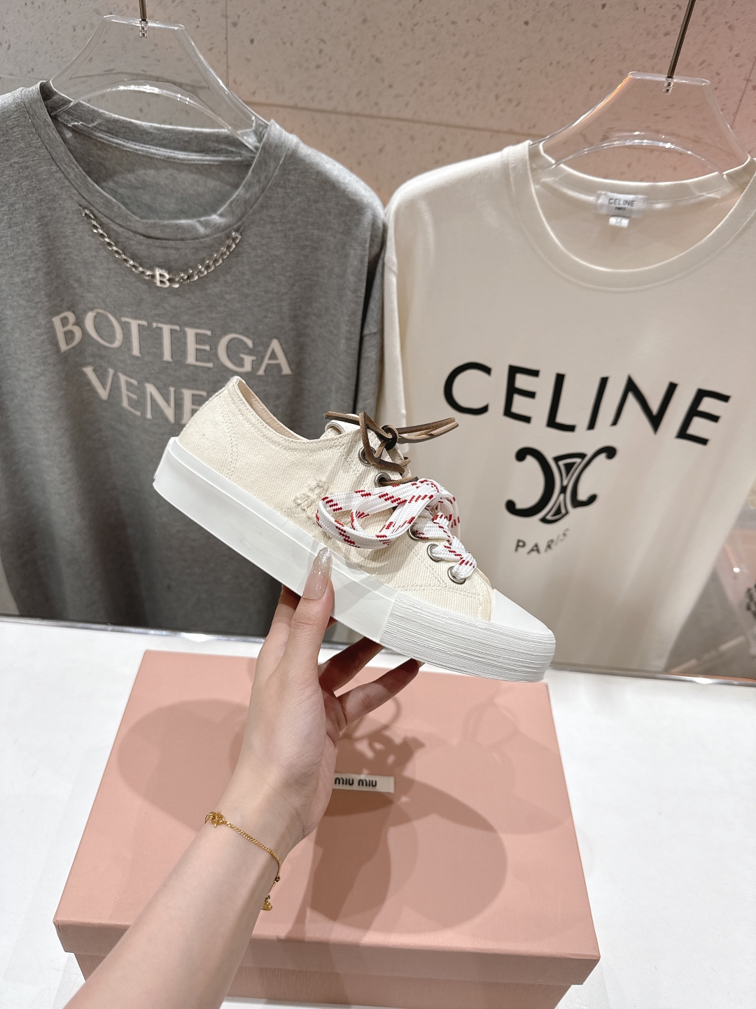高版本出厂
  MiuMiu*繆繆25ss new arrival～miu家2025ss走秀款系带帆布鞋