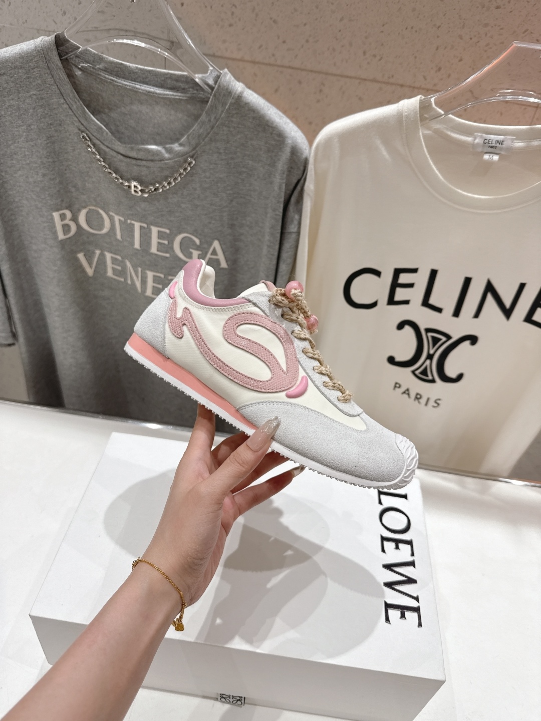 高版本出厂
LOEWE罗意威二代Ballet Runner升级2.0给足界一些震撼,2025早春Ba