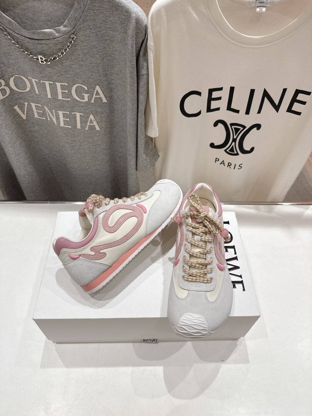 高版本出厂
LOEWE罗意威二代Ballet Runner升级2.0给足界一些震撼,2025早春Ba