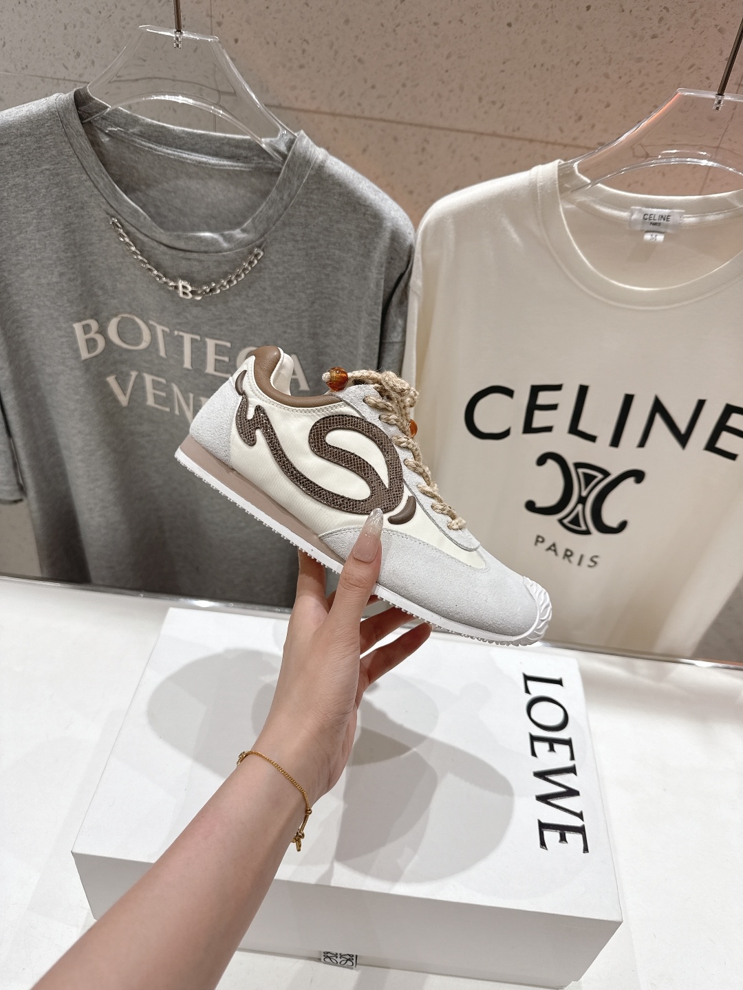 高版本出厂
LOEWE罗意威二代Ballet Runner升级2.0给足界一些震撼,2025早春Ba