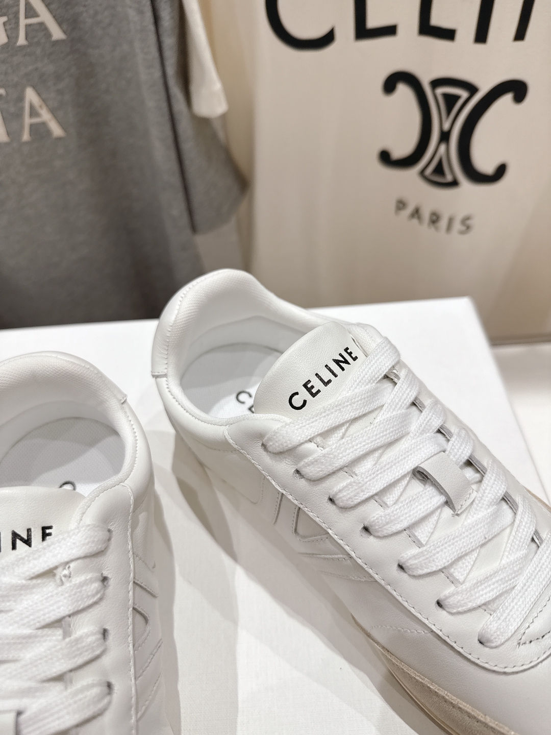 高版本出厂  
 CELINE*思琳赛琳 2025ss新款徽标系带休闲运动鞋 小白鞋
简单舒服，干净利落