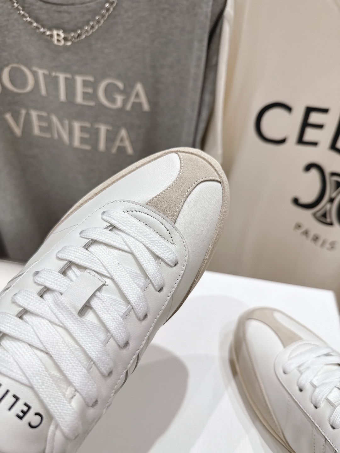 高版本出厂  
 CELINE*思琳赛琳 2025ss新款徽标系带休闲运动鞋 小白鞋
简单舒服，干净利落