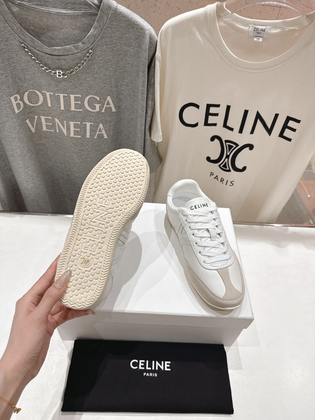 高版本出厂  
 CELINE*思琳赛琳 2025ss新款徽标系带休闲运动鞋 小白鞋
简单舒服，干净利落