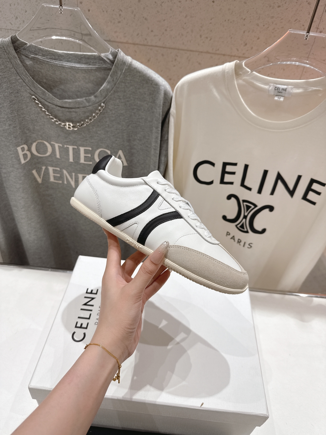 高版本出厂  
 CELINE*思琳赛琳 2025ss新款徽标系带休闲运动鞋 小白鞋
简单舒服，干净利落