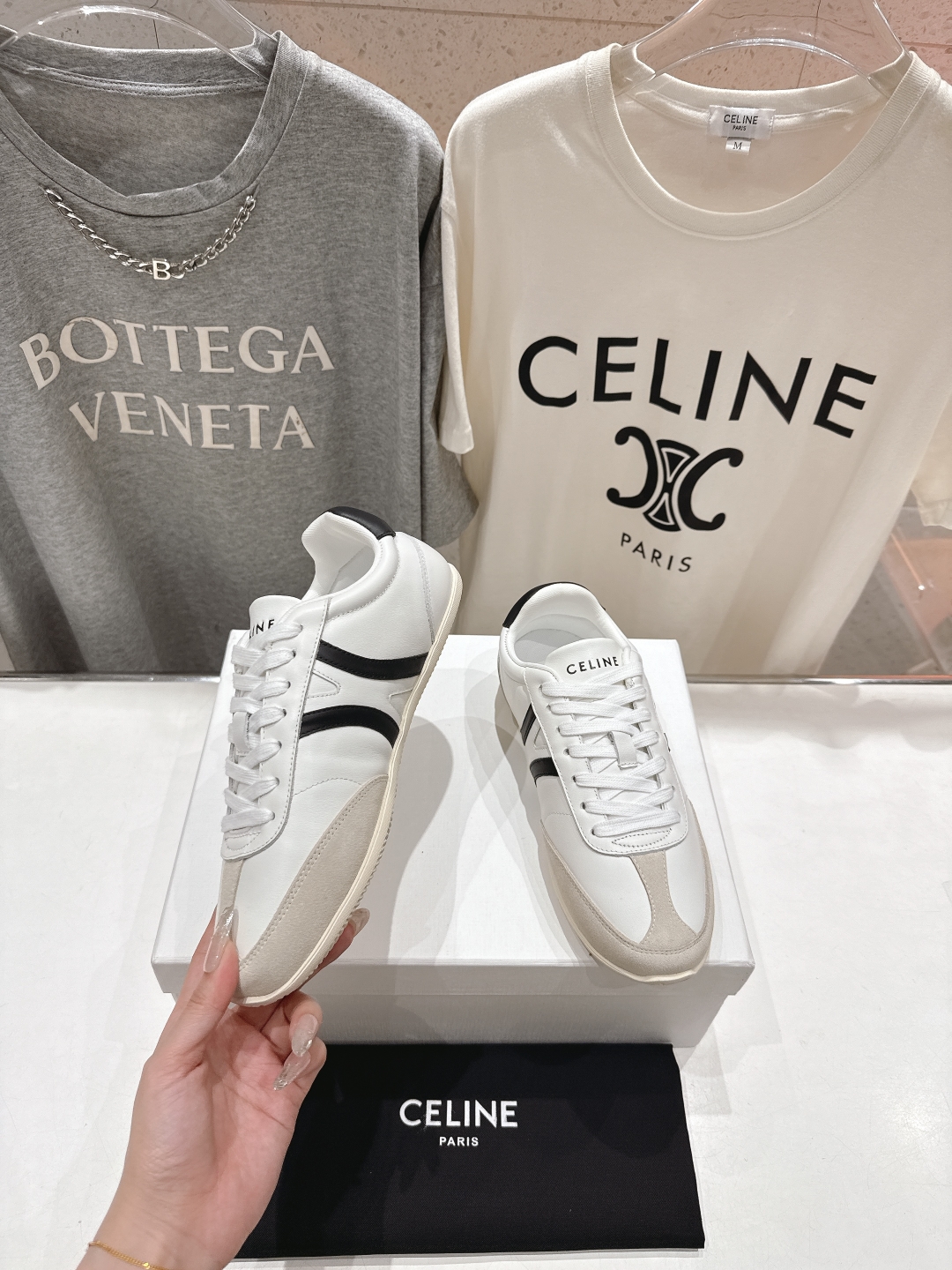 高版本出厂  
 CELINE*思琳赛琳 2025ss新款徽标系带休闲运动鞋 小白鞋
简单舒服，干净利落