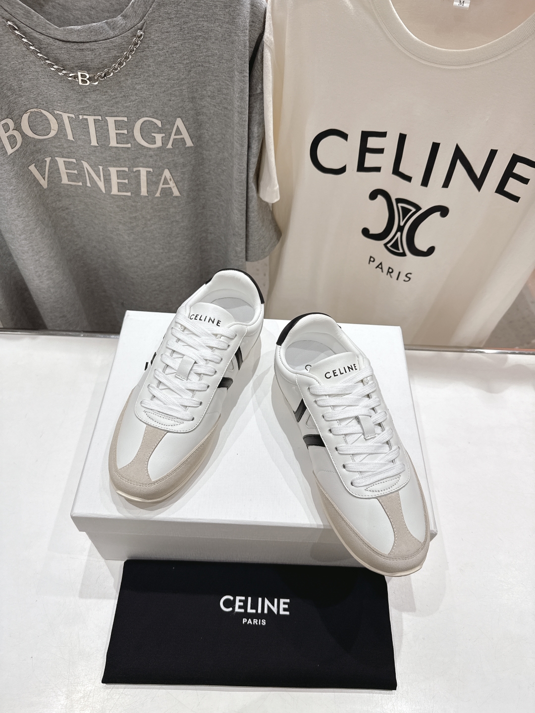 高版本出厂  
 CELINE*思琳赛琳 2025ss新款徽标系带休闲运动鞋 小白鞋
简单舒服，干净利落