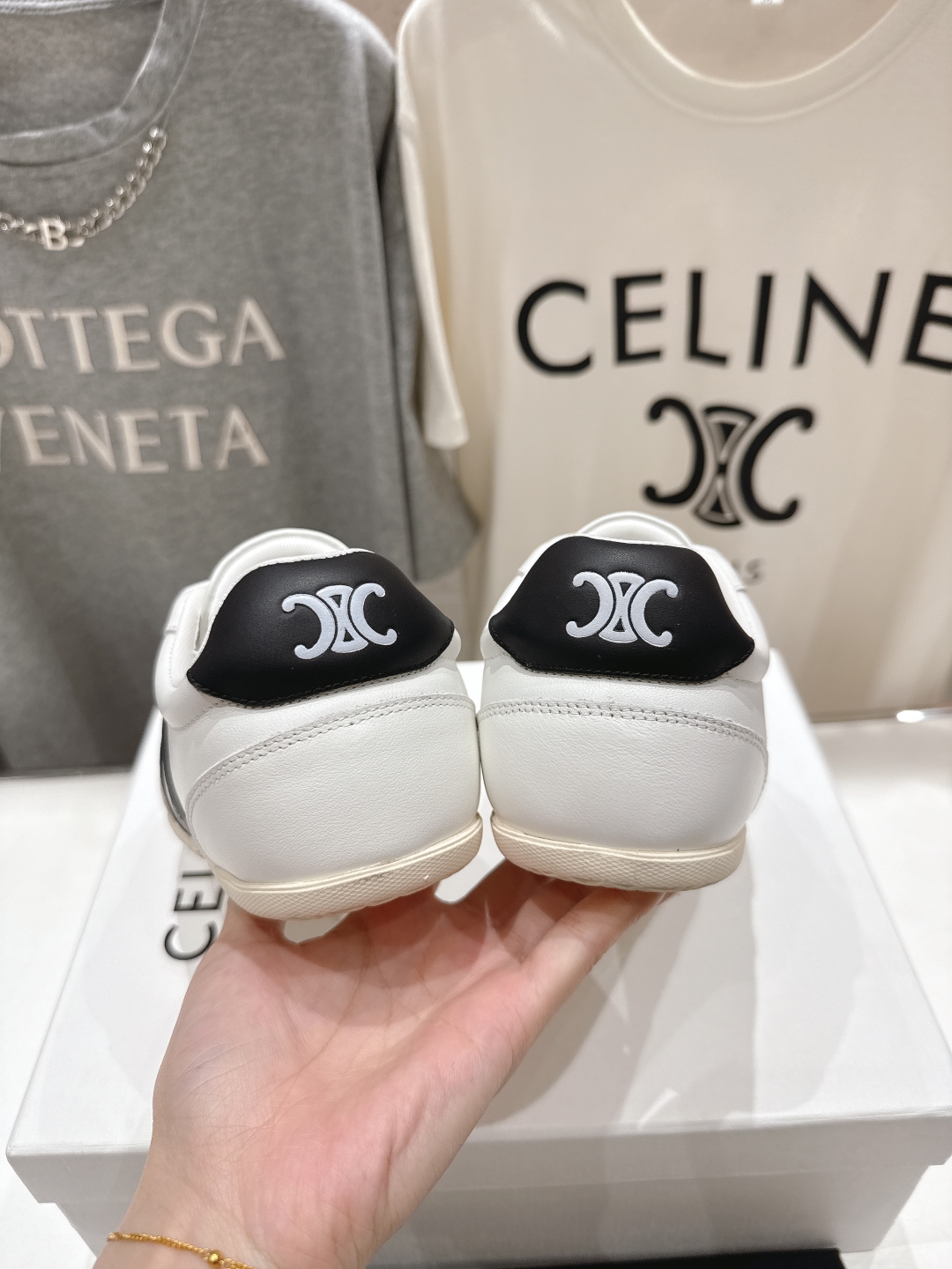 高版本出厂  
 CELINE*思琳赛琳 2025ss新款徽标系带休闲运动鞋 小白鞋
简单舒服，干净利落