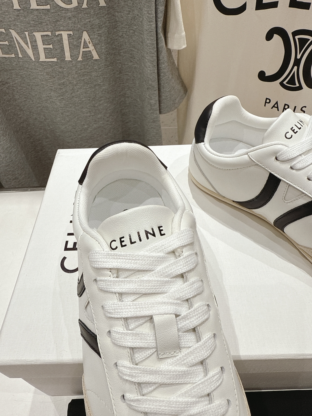 高版本出厂  
 CELINE*思琳赛琳 2025ss新款徽标系带休闲运动鞋 小白鞋
简单舒服，干净利落