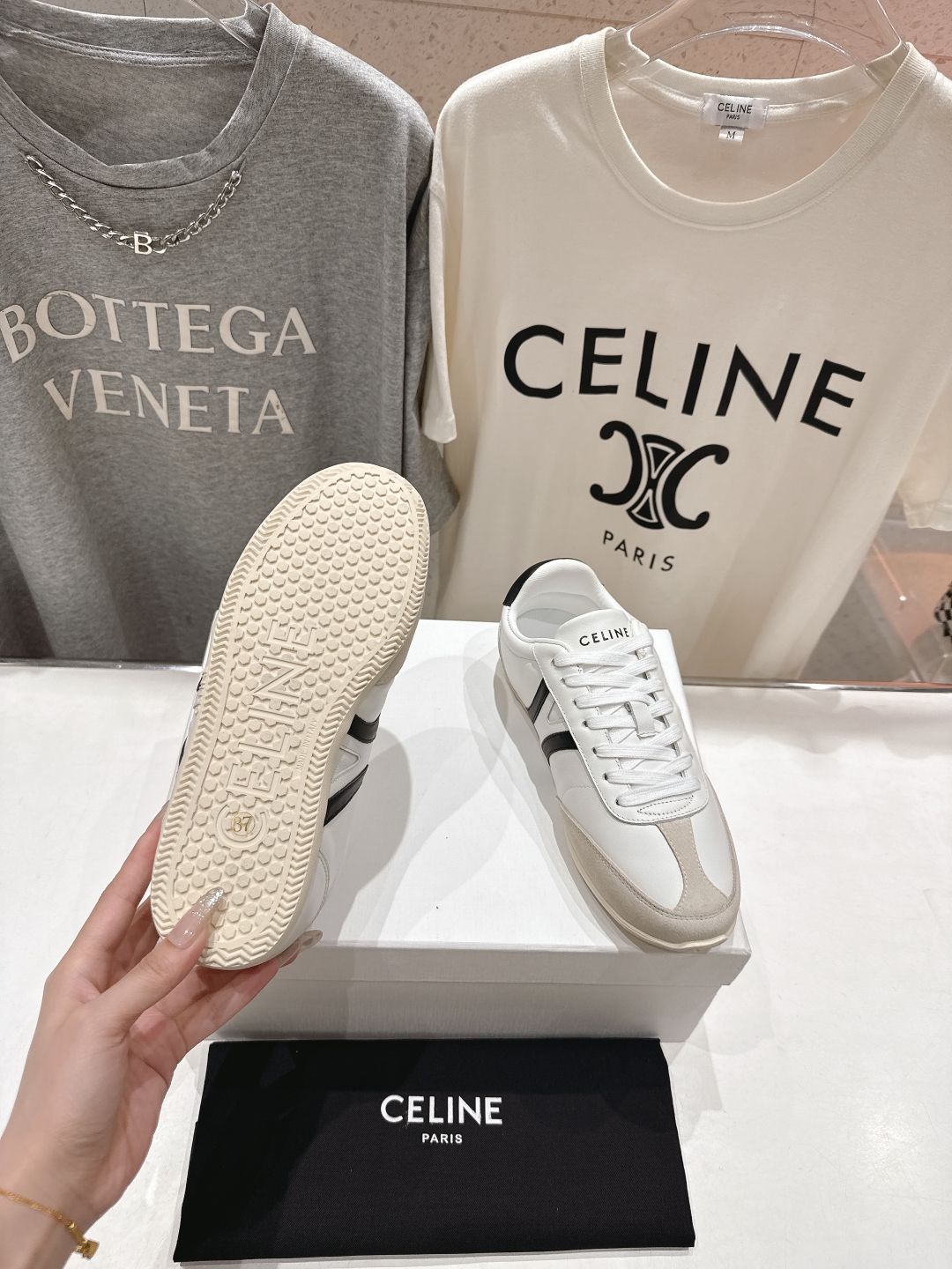 高版本出厂  
 CELINE*思琳赛琳 2025ss新款徽标系带休闲运动鞋 小白鞋
简单舒服，干净利落