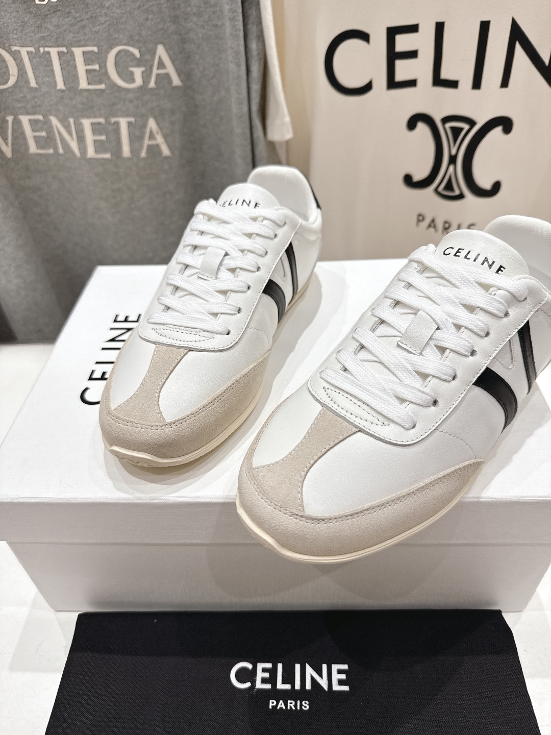 高版本出厂  
 CELINE*思琳赛琳 2025ss新款徽标系带休闲运动鞋 小白鞋
简单舒服，干净利落