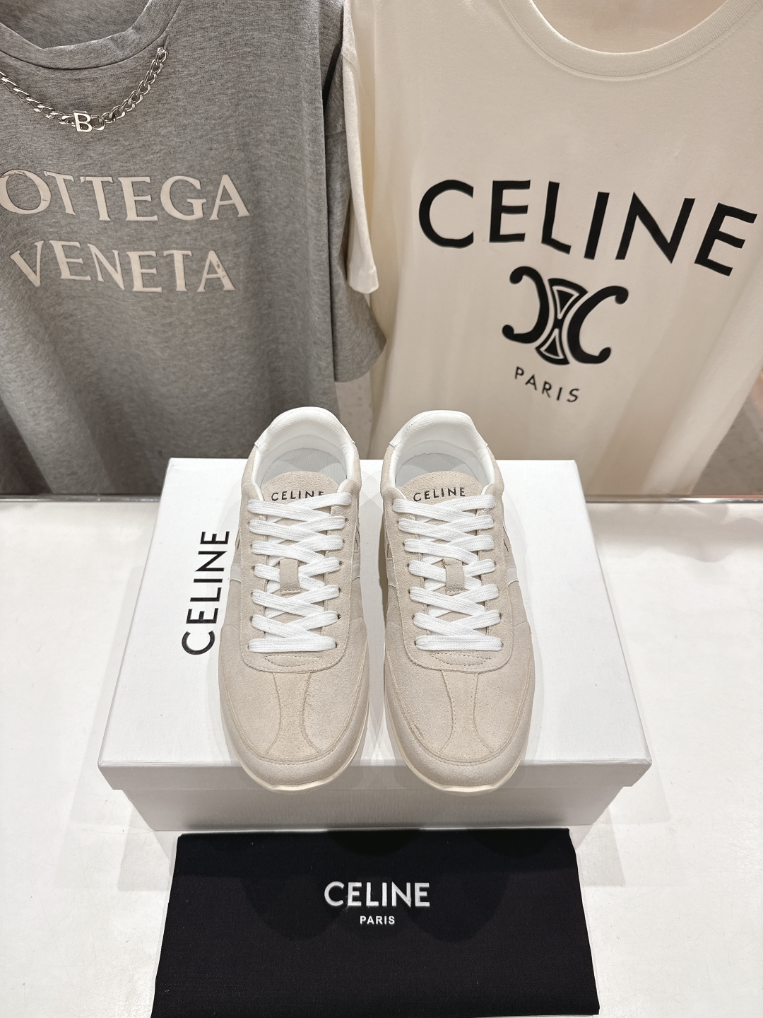 高版本出厂  
 CELINE*思琳赛琳 2025ss新款徽标系带休闲运动鞋 小白鞋
简单舒服，干净利落