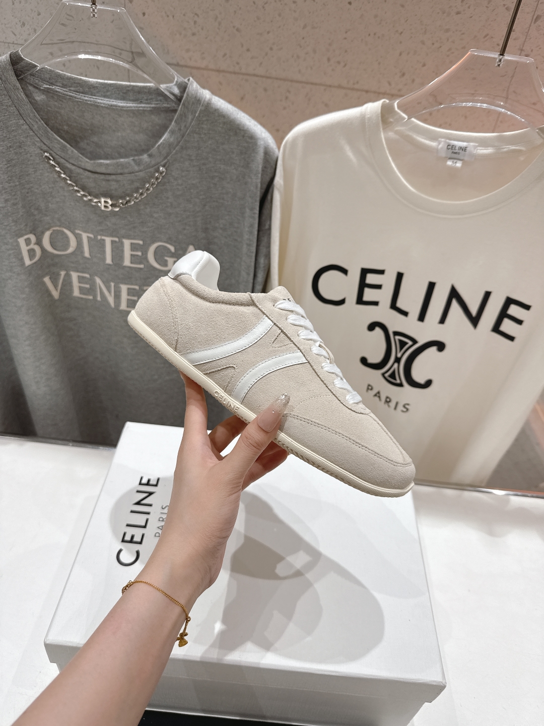 高版本出厂  
 CELINE*思琳赛琳 2025ss新款徽标系带休闲运动鞋 小白鞋
简单舒服，干净利落