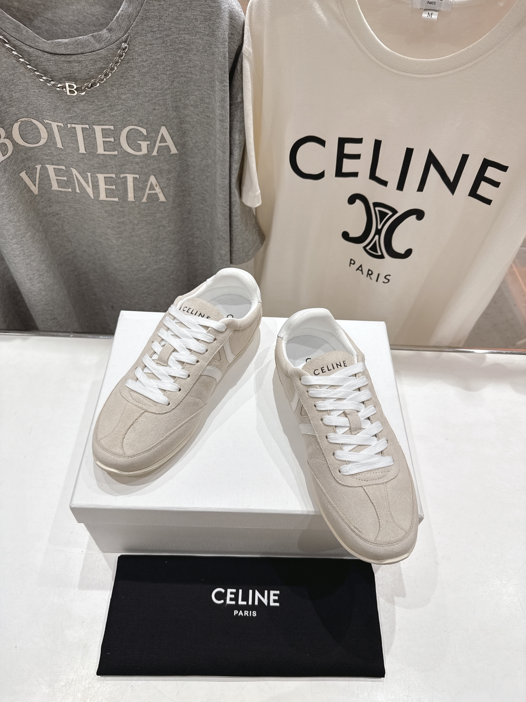 高版本出厂  
 CELINE*思琳赛琳 2025ss新款徽标系带休闲运动鞋 小白鞋
简单舒服，干净利落
