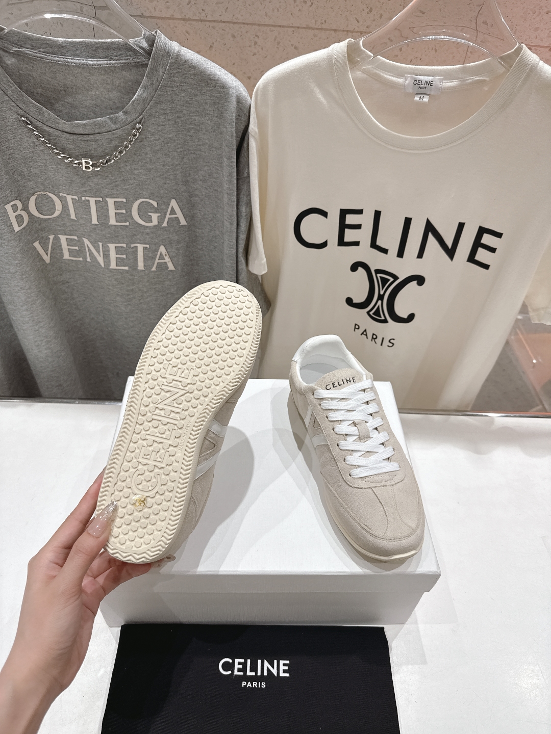 高版本出厂  
 CELINE*思琳赛琳 2025ss新款徽标系带休闲运动鞋 小白鞋
简单舒服，干净利落