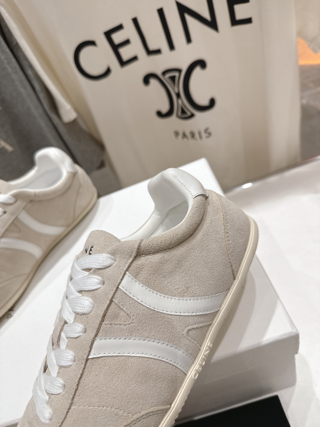 高版本出厂  
 CELINE*思琳赛琳 2025ss新款徽标系带休闲运动鞋 小白鞋
简单舒服，干净利落