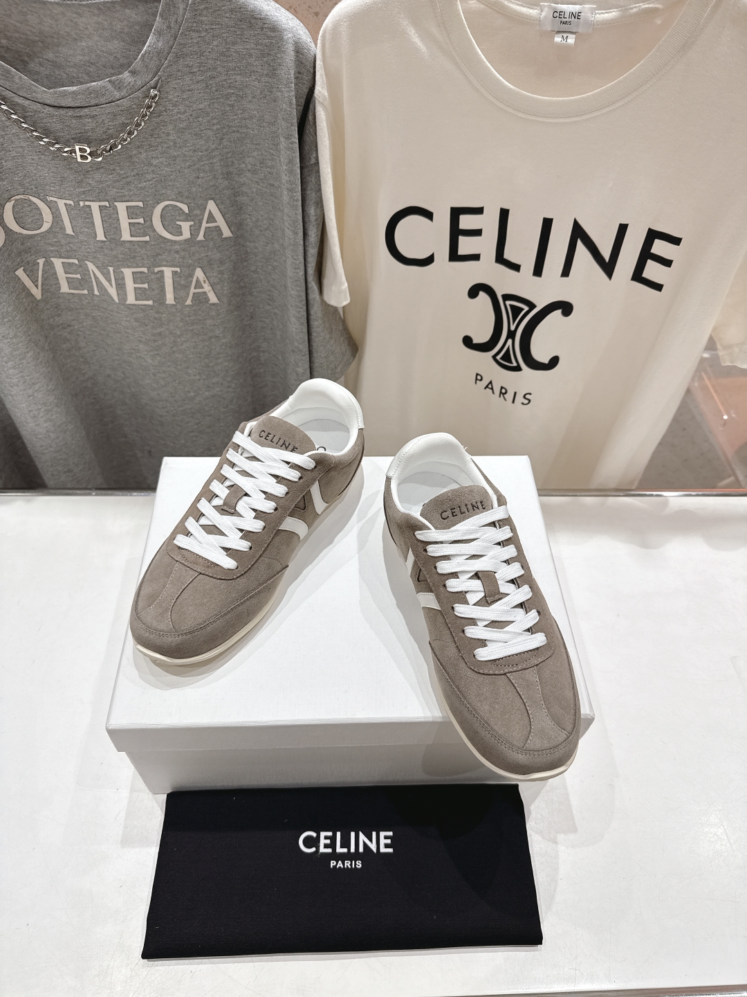高版本出厂  
 CELINE*思琳赛琳 2025ss新款徽标系带休闲运动鞋 小白鞋
简单舒服，干净利落