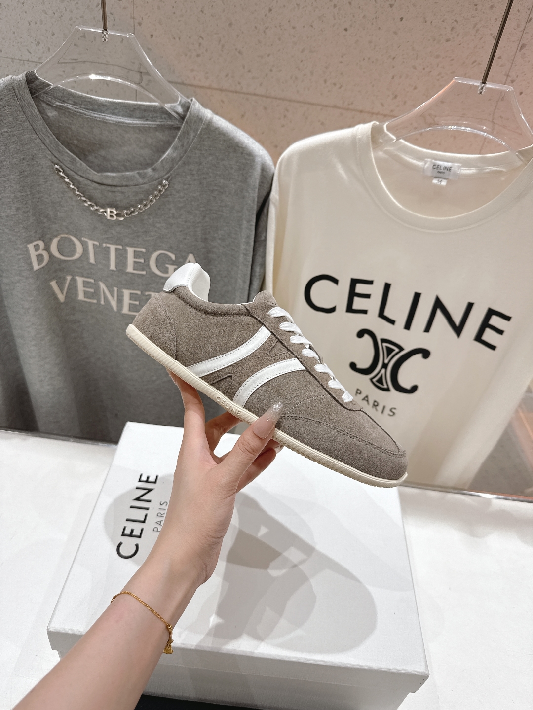 高版本出厂  
 CELINE*思琳赛琳 2025ss新款徽标系带休闲运动鞋 小白鞋
简单舒服，干净利落
