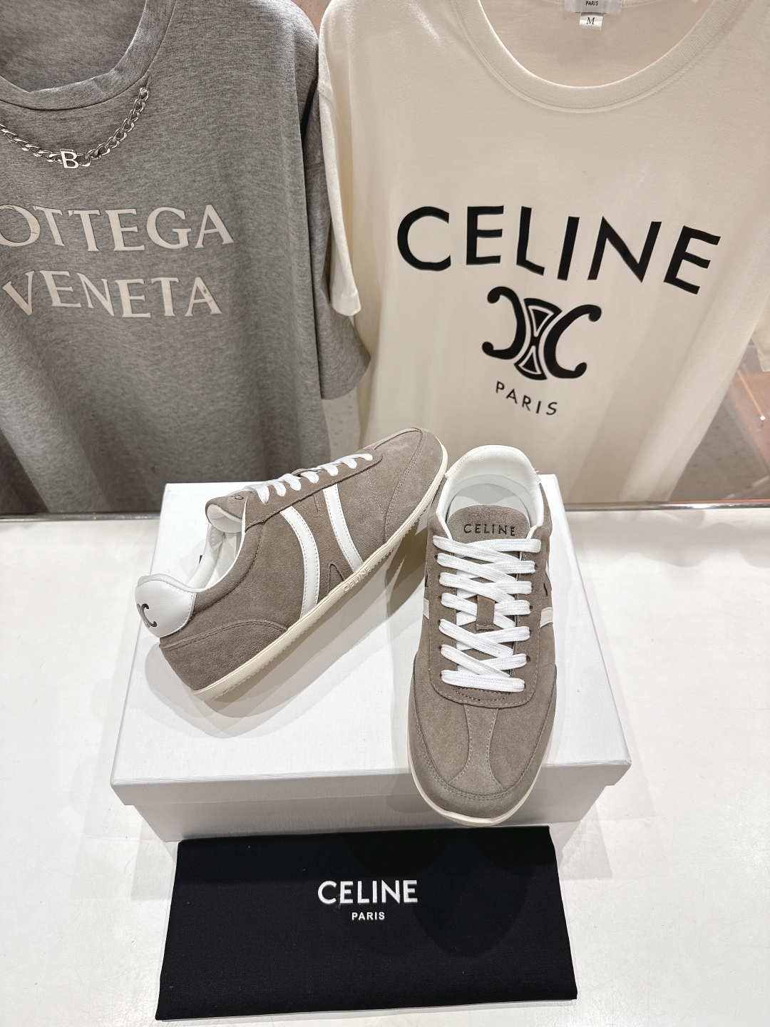 高版本出厂  
 CELINE*思琳赛琳 2025ss新款徽标系带休闲运动鞋 小白鞋
简单舒服，干净利落