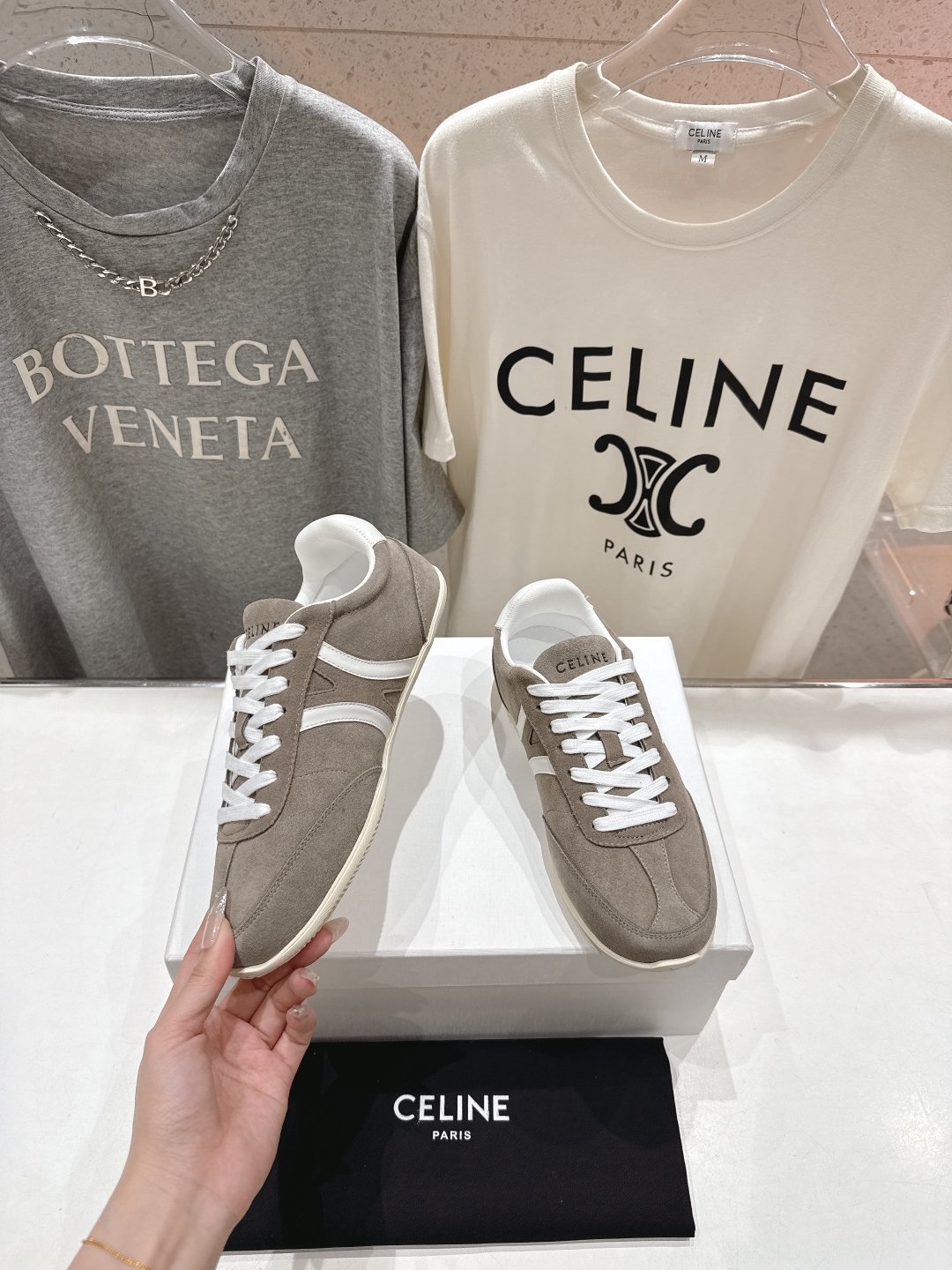 高版本出厂  
 CELINE*思琳赛琳 2025ss新款徽标系带休闲运动鞋 小白鞋
简单舒服，干净利落