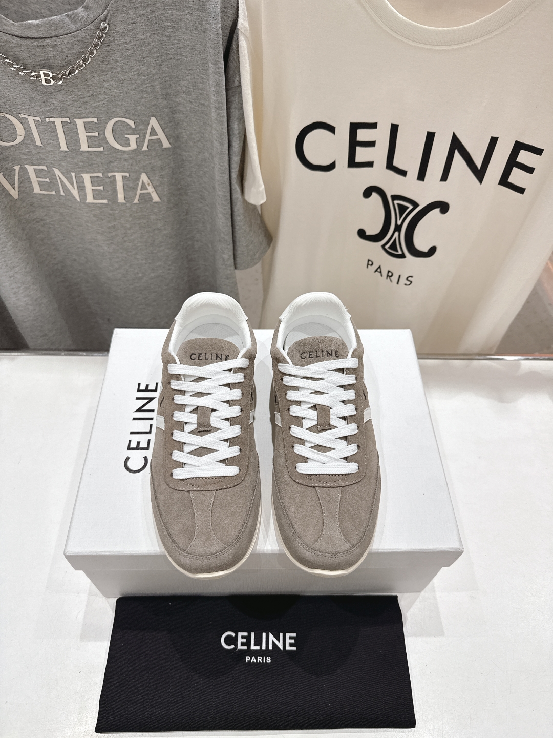 高版本出厂  
 CELINE*思琳赛琳 2025ss新款徽标系带休闲运动鞋 小白鞋
简单舒服，干净利落