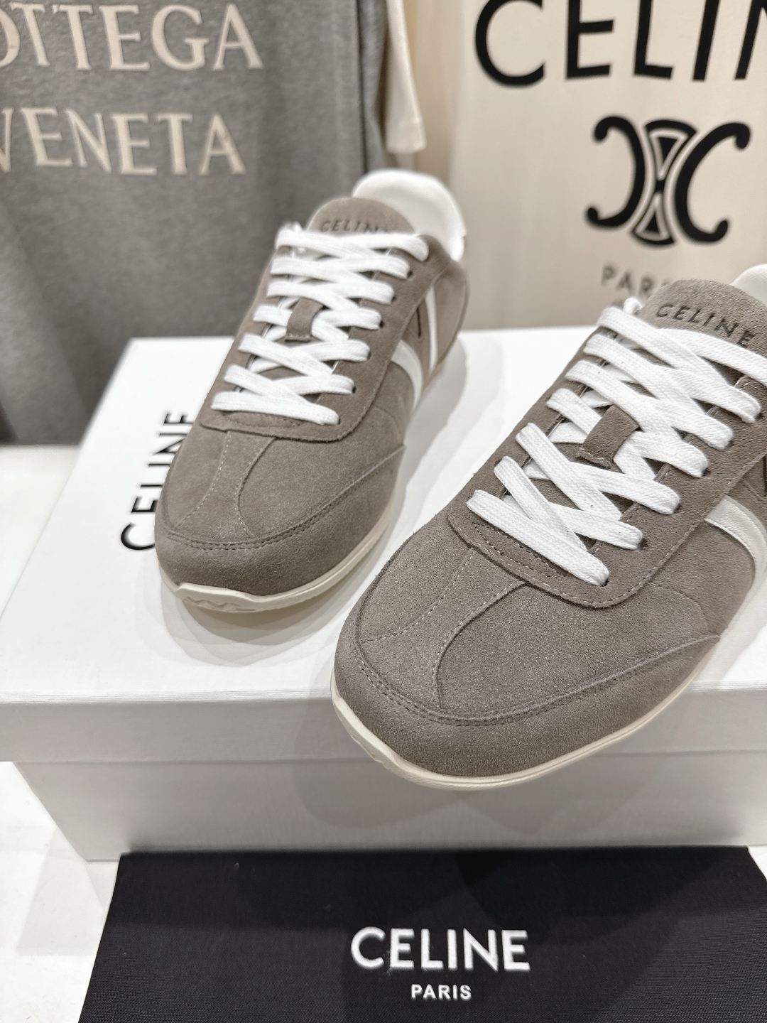 高版本出厂  
 CELINE*思琳赛琳 2025ss新款徽标系带休闲运动鞋 小白鞋
简单舒服，干净利落