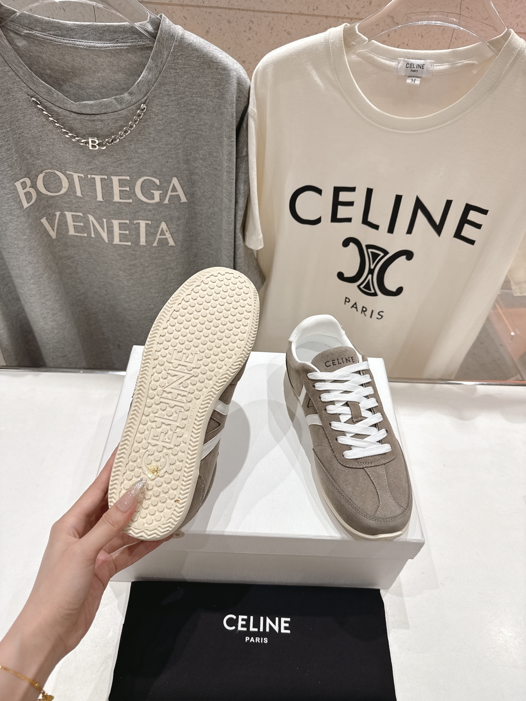 高版本出厂  
 CELINE*思琳赛琳 2025ss新款徽标系带休闲运动鞋 小白鞋
简单舒服，干净利落