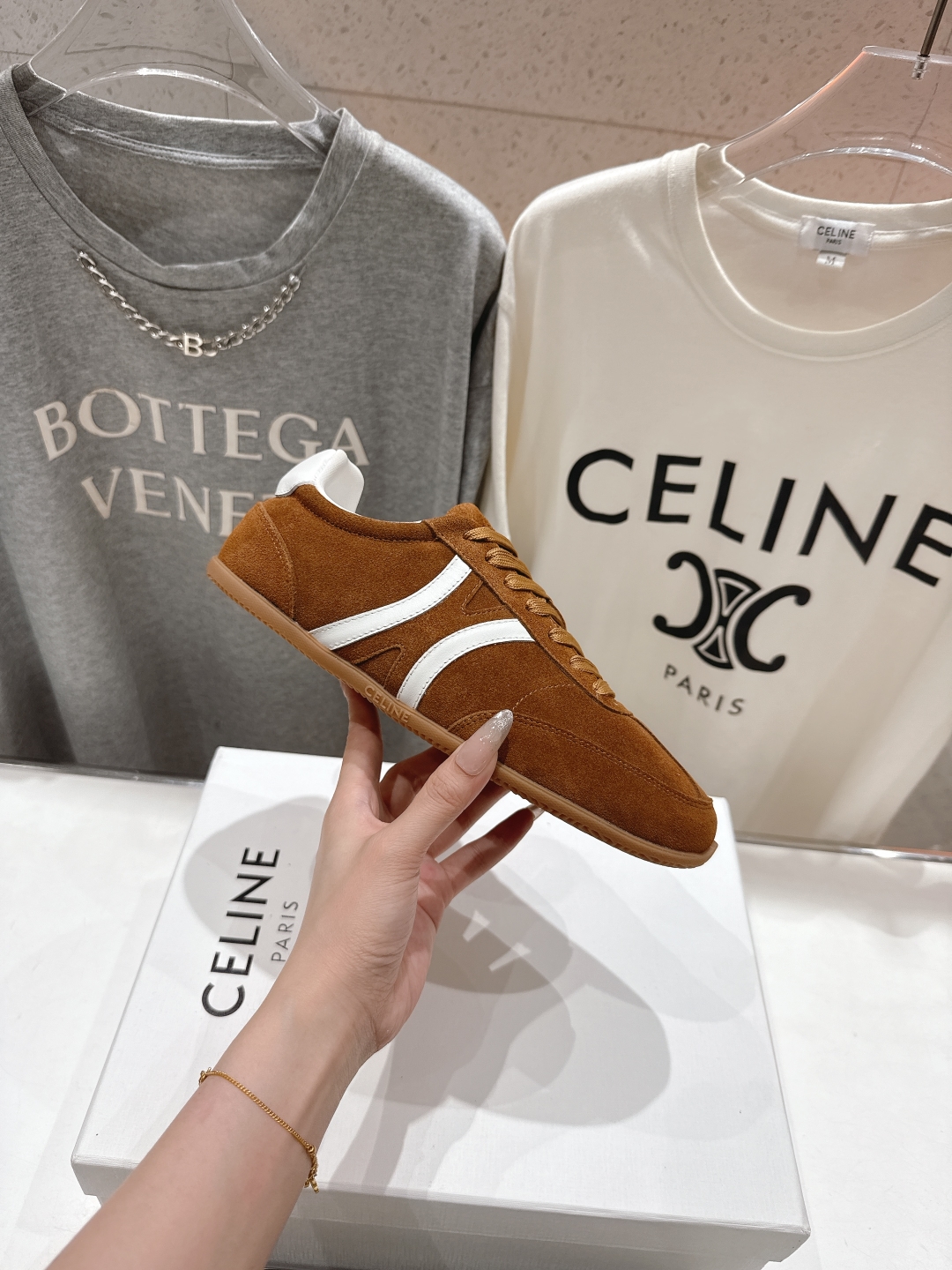 高版本出厂  
 CELINE*思琳赛琳 2025ss新款徽标系带休闲运动鞋 小白鞋
简单舒服，干净利落
