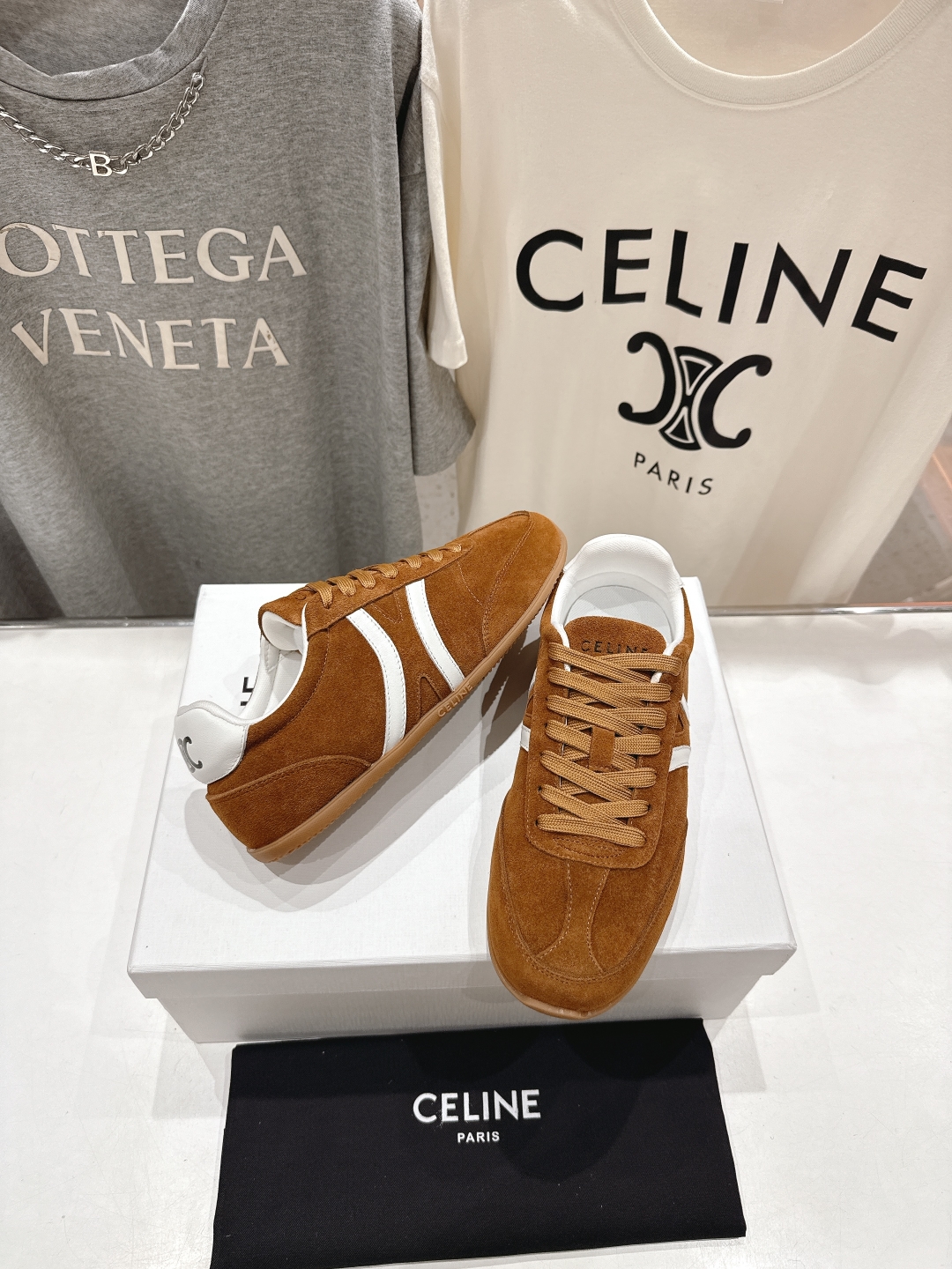 高版本出厂  
 CELINE*思琳赛琳 2025ss新款徽标系带休闲运动鞋 小白鞋
简单舒服，干净利落