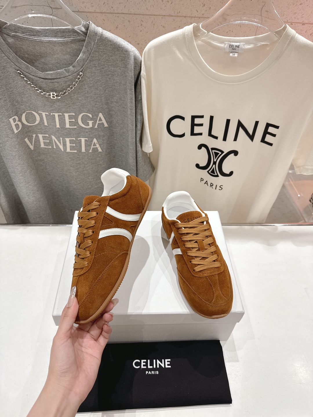高版本出厂  
 CELINE*思琳赛琳 2025ss新款徽标系带休闲运动鞋 小白鞋
简单舒服，干净利落