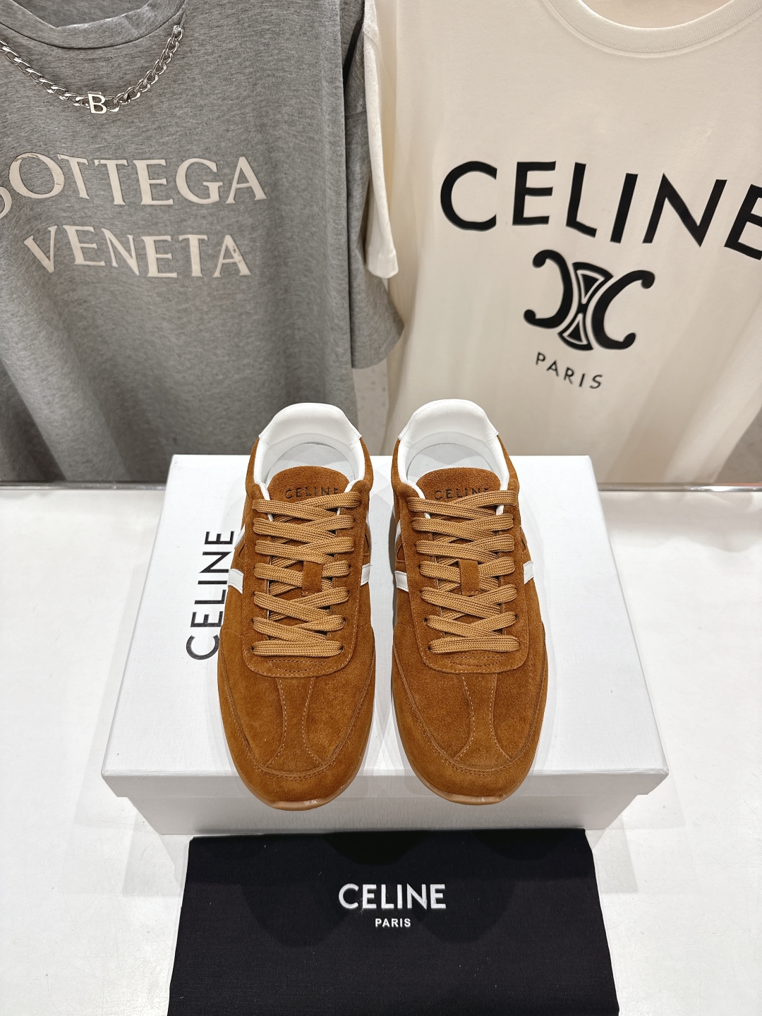 高版本出厂  
 CELINE*思琳赛琳 2025ss新款徽标系带休闲运动鞋 小白鞋
简单舒服，干净利落